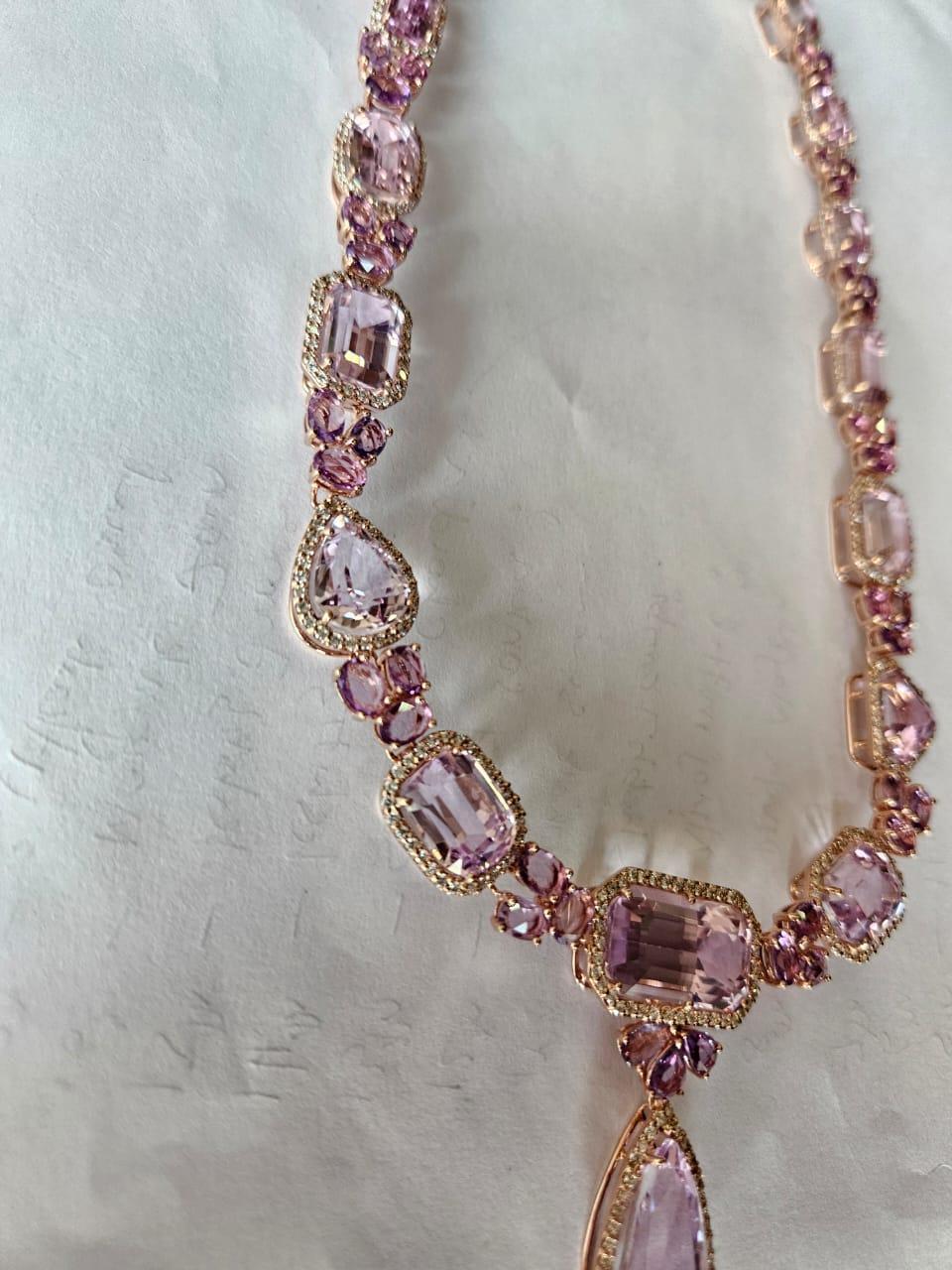 Halskette aus 18 Karat Gold, 117,17 Karat Kunzit, rosa Saphiren und Diamanten im Angebot 2