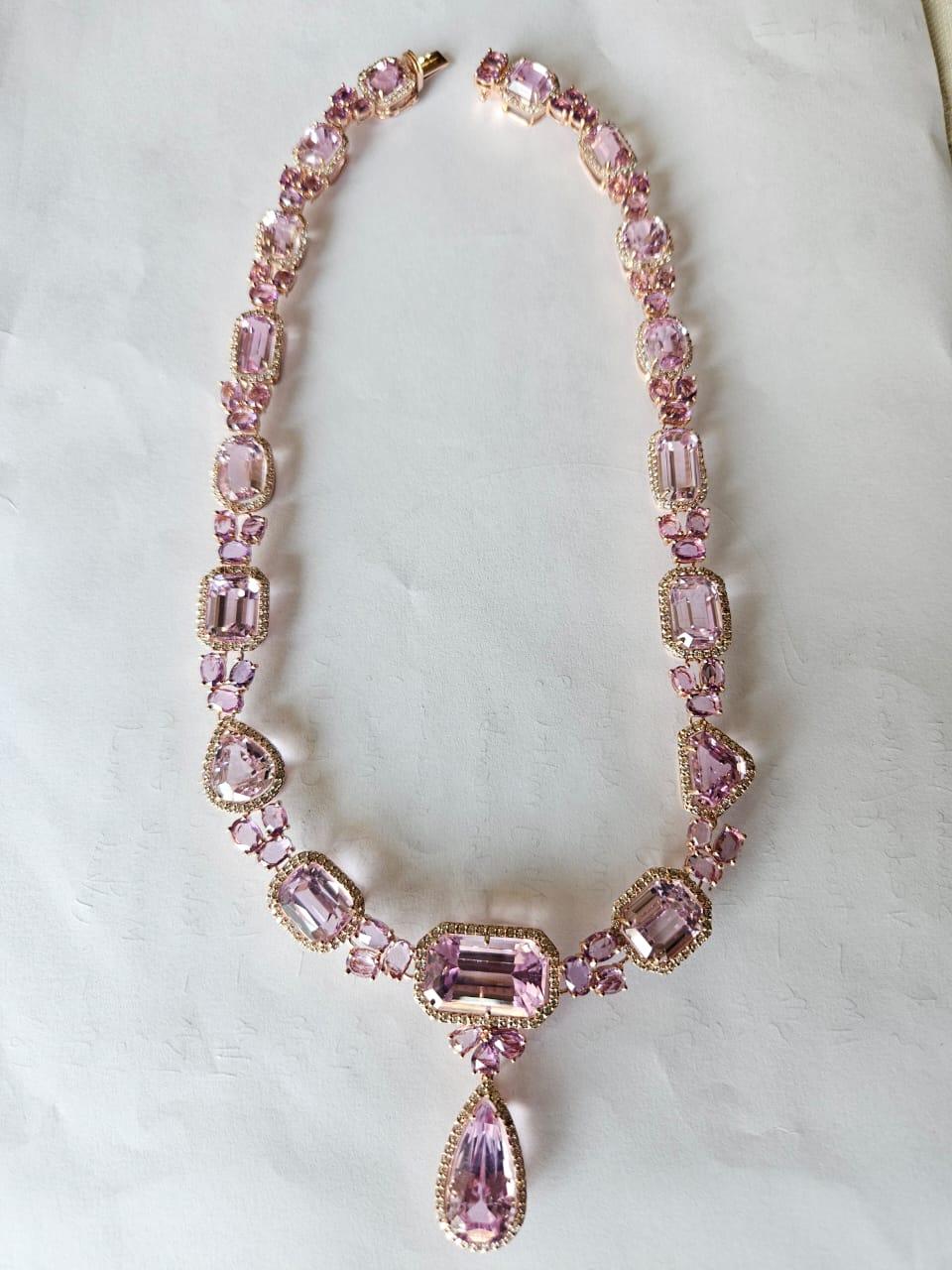 Halskette aus 18 Karat Gold, 117,17 Karat Kunzit, rosa Saphiren und Diamanten im Angebot 3