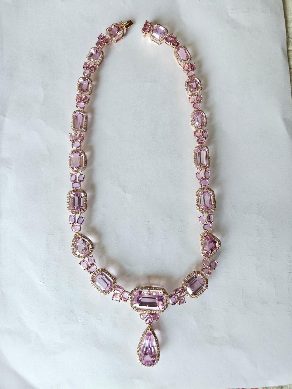 Halskette aus 18 Karat Gold, 117,17 Karat Kunzit, rosa Saphiren und Diamanten im Angebot 4