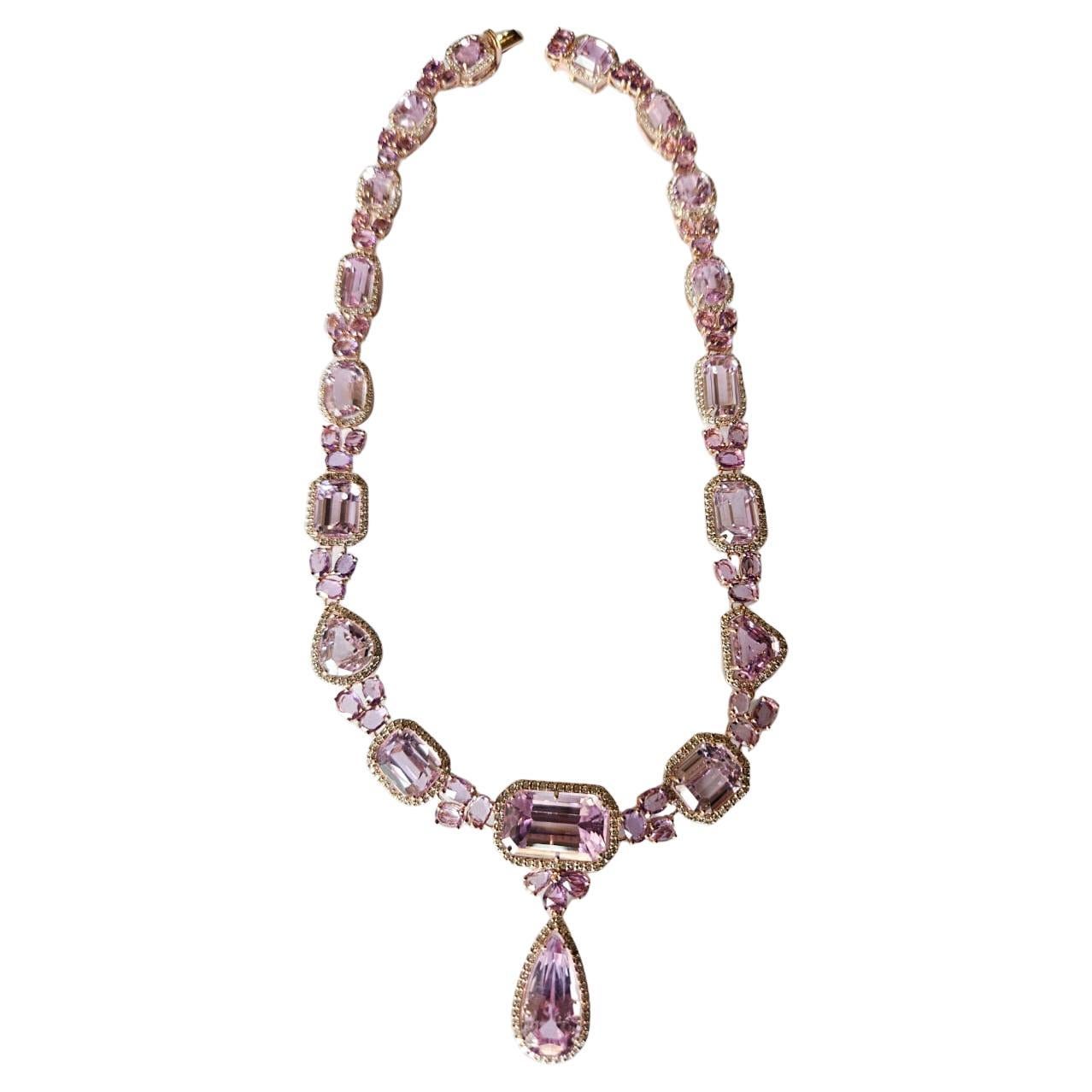 Eine sehr schöne und einzigartige Kunzit & Rosa Saphire Tropfenhalskette in 18K Rose Gold & natürlichen Diamanten. Das Gewicht der Kunzite beträgt 117.17 Karat. Das Gewicht des rosafarbenen Saphirs im Rosenschliff beträgt 17.67 Karat. Die rosa
