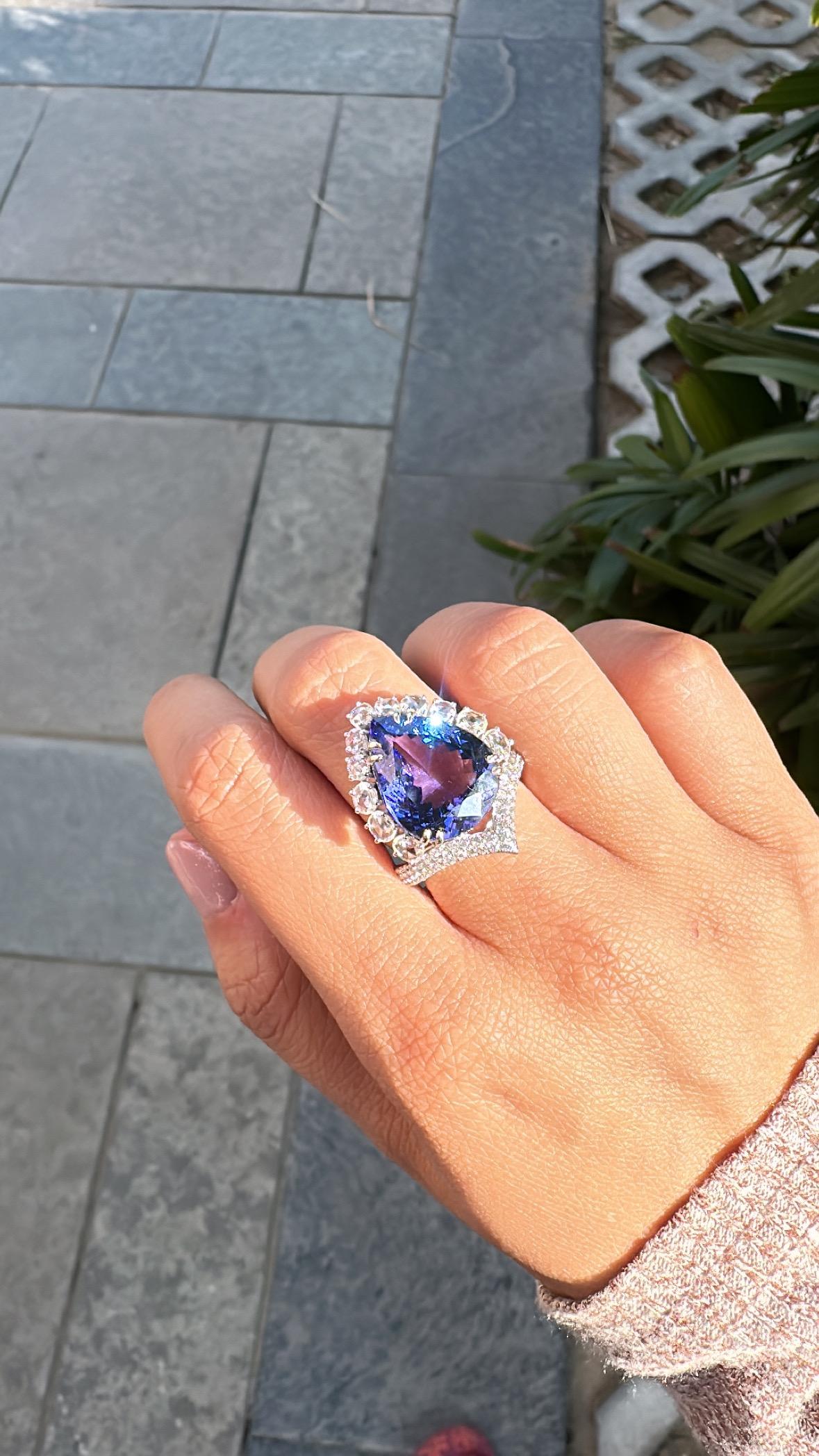 Set in 18K Gold, 11.75 carats, Tanzanite & Rose Cut Diamonds Engagement Ring For Sale 6