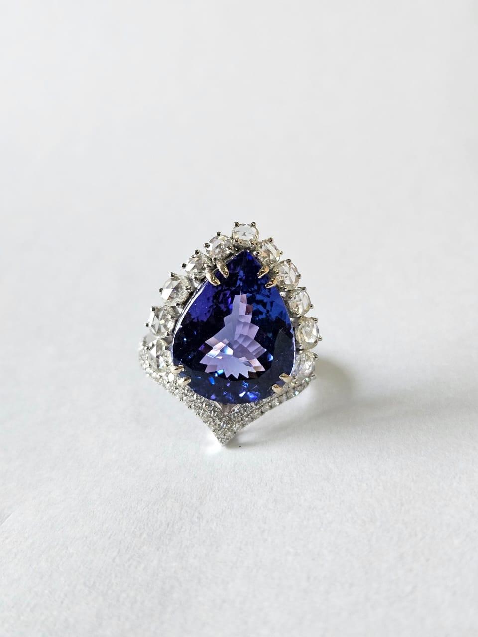 Set in 18K Gold, 11.75 carats, Tanzanite & Rose Cut Diamonds Engagement Ring In New Condition For Sale In Hong Kong, HK