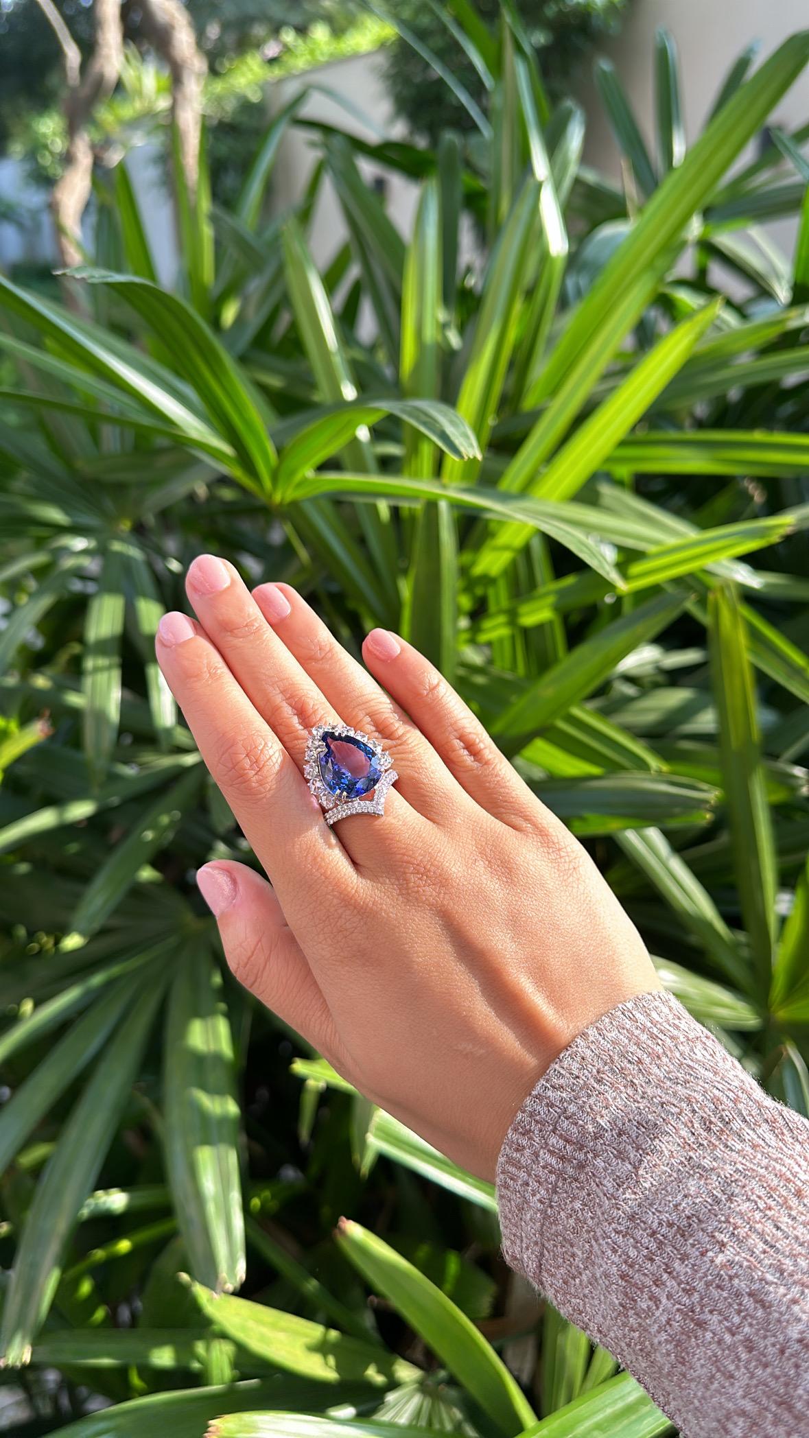 Women's or Men's Set in 18K Gold, 11.75 carats, Tanzanite & Rose Cut Diamonds Engagement Ring For Sale