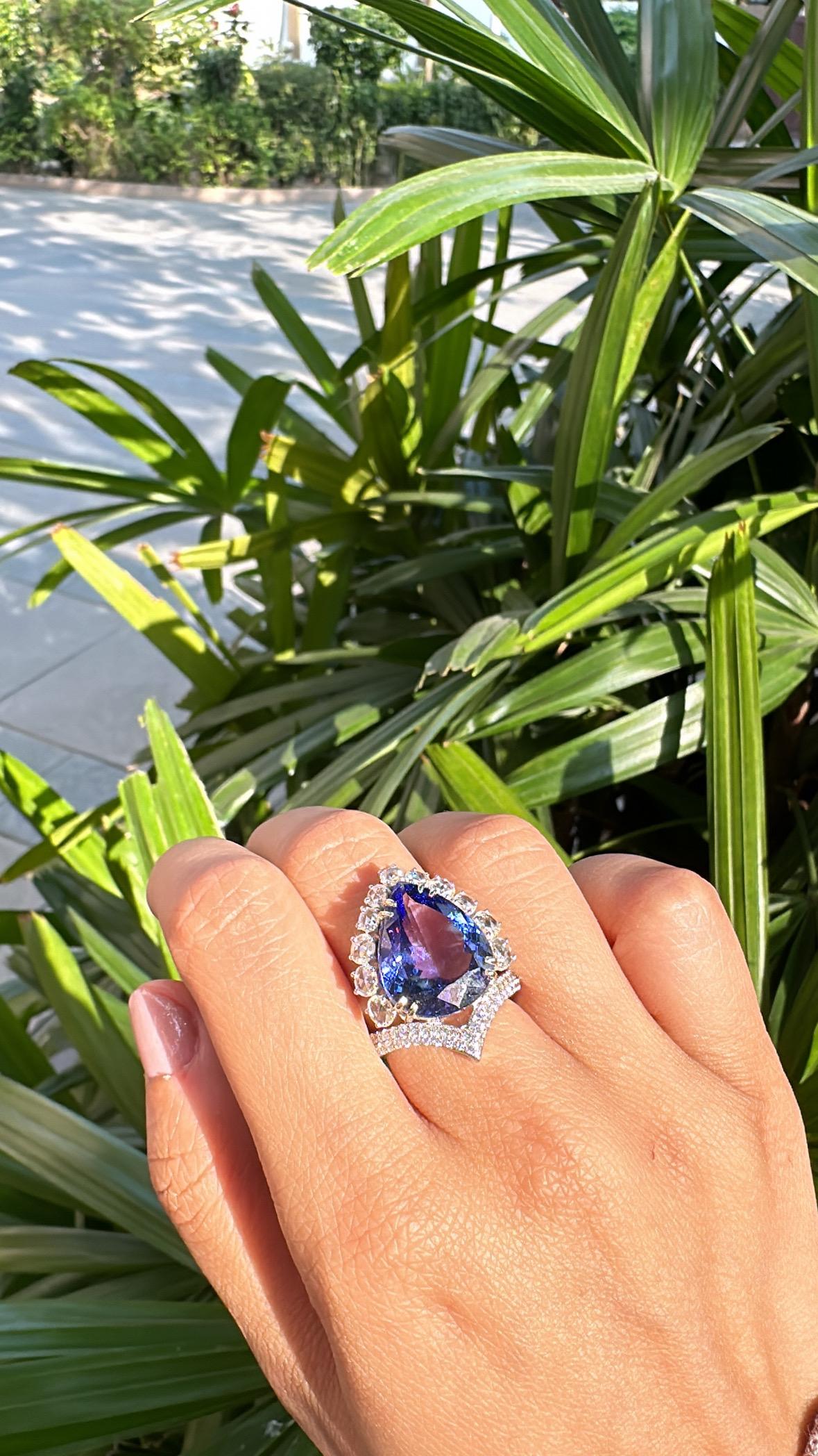 Set in 18K Gold, 11.75 carats, Tanzanite & Rose Cut Diamonds Engagement Ring For Sale 1