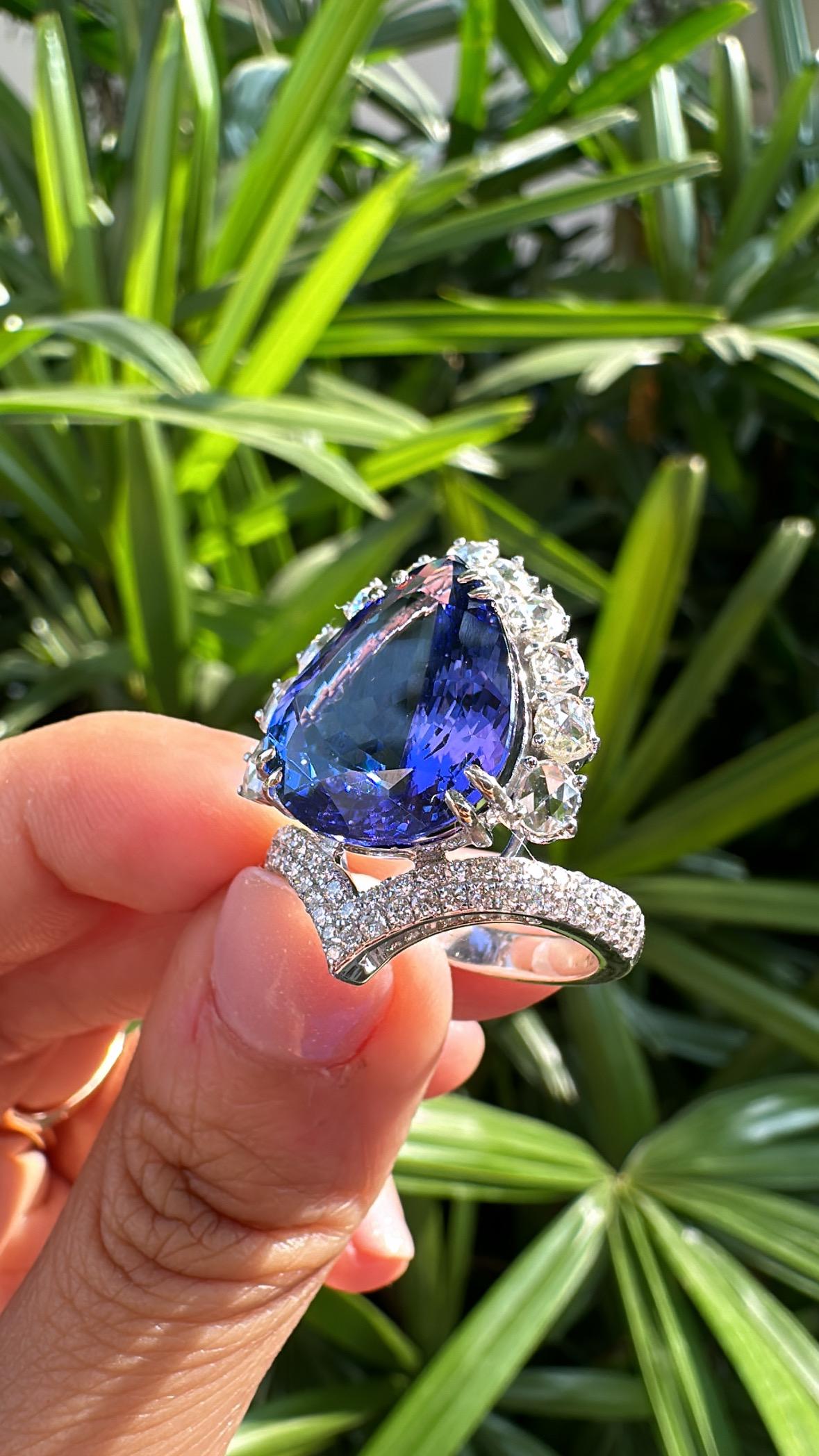 Set in 18K Gold, 11.75 carats, Tanzanite & Rose Cut Diamonds Engagement Ring For Sale 2