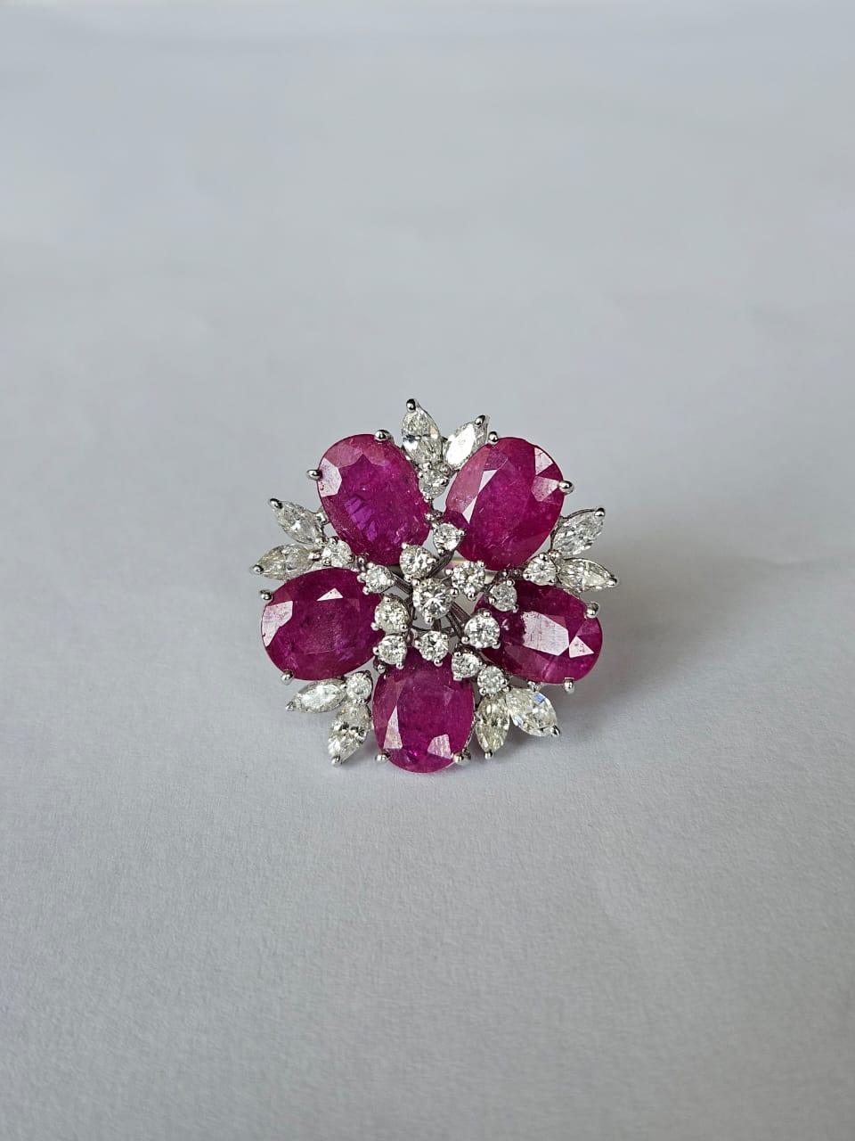 Anello da cocktail in oro 18 carati, 11,84 carati, rubino naturale del Mozambico e diamanti In condizioni Nuovo in vendita a Hong Kong, HK