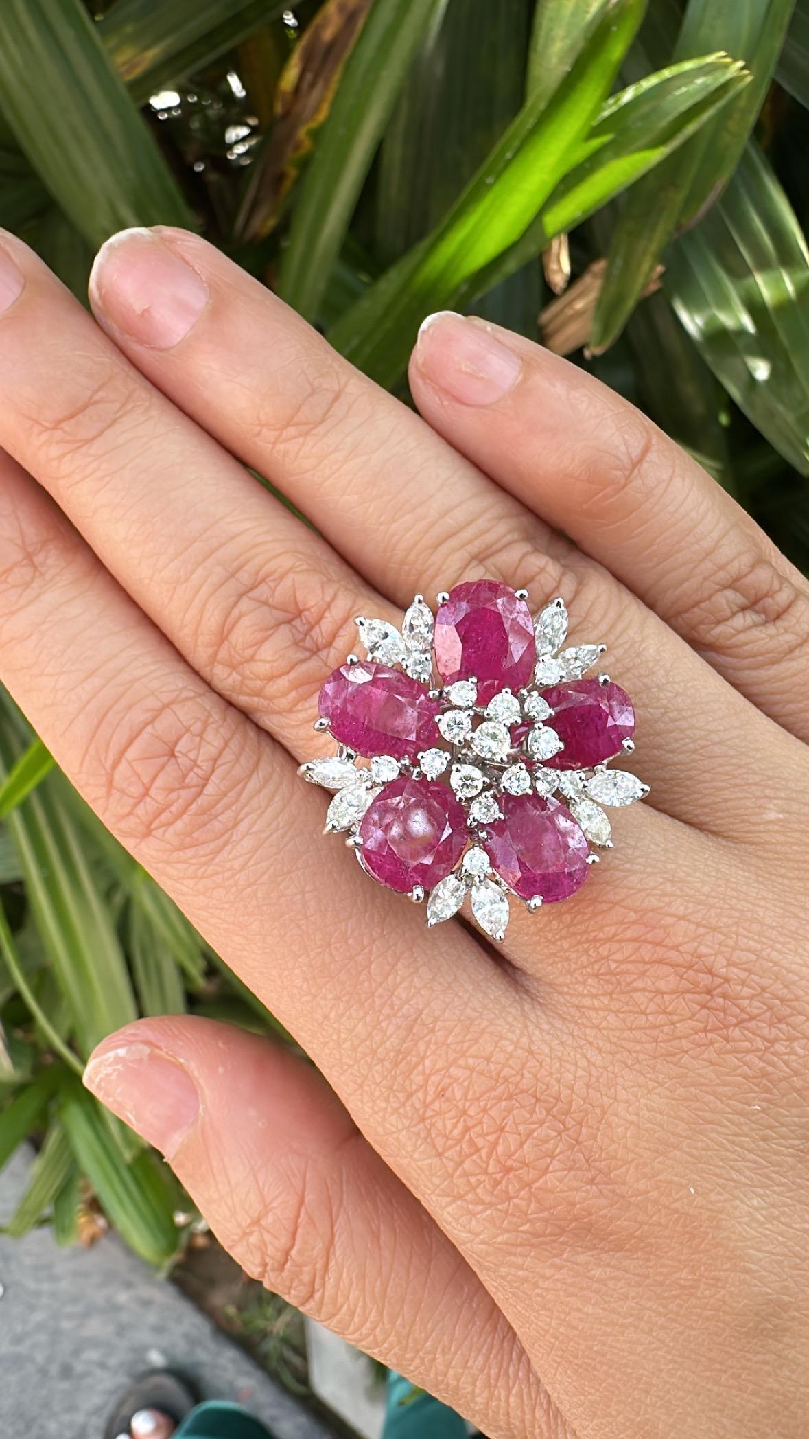 Anello da cocktail in oro 18 carati, 11,84 carati, rubino naturale del Mozambico e diamanti in vendita 1