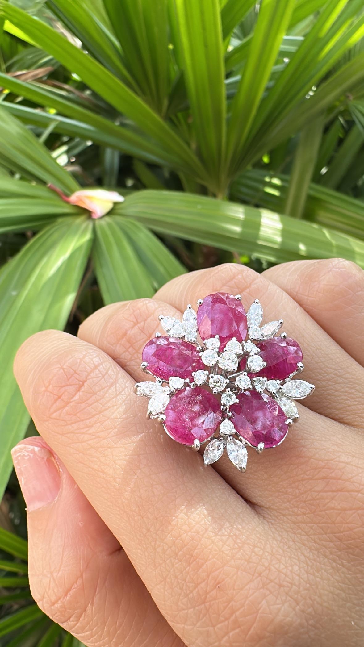 Anello da cocktail in oro 18 carati, 11,84 carati, rubino naturale del Mozambico e diamanti in vendita 2