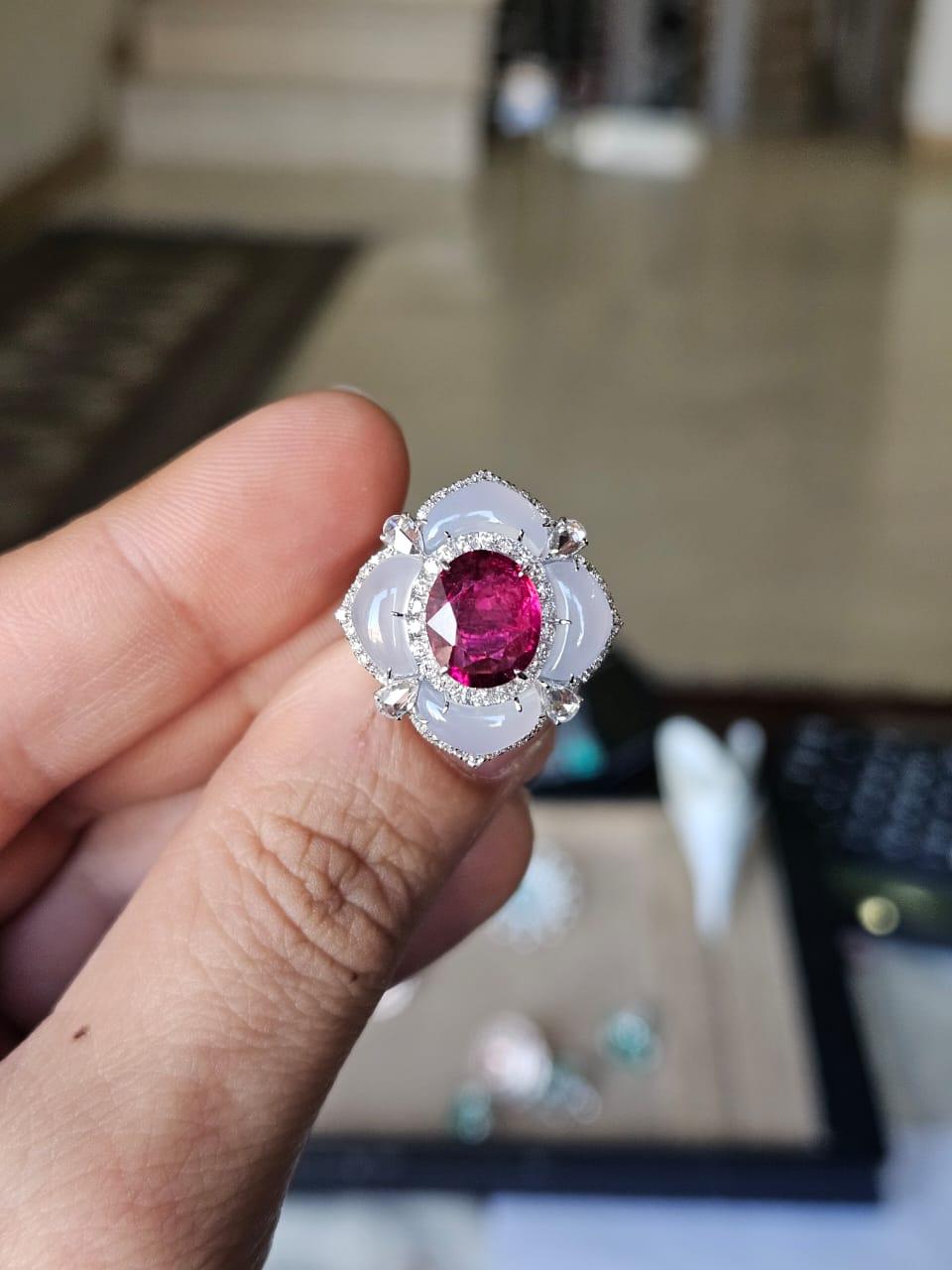 Très belle bague de fiançailles en or blanc 18 carats et diamants naturels, de style moderne, composée de rubellite et de calcédoine. Le poids de la Rubellite est de 1.20 carats. Le poids de la calcédoine est de 4.62 carats. Le poids total des