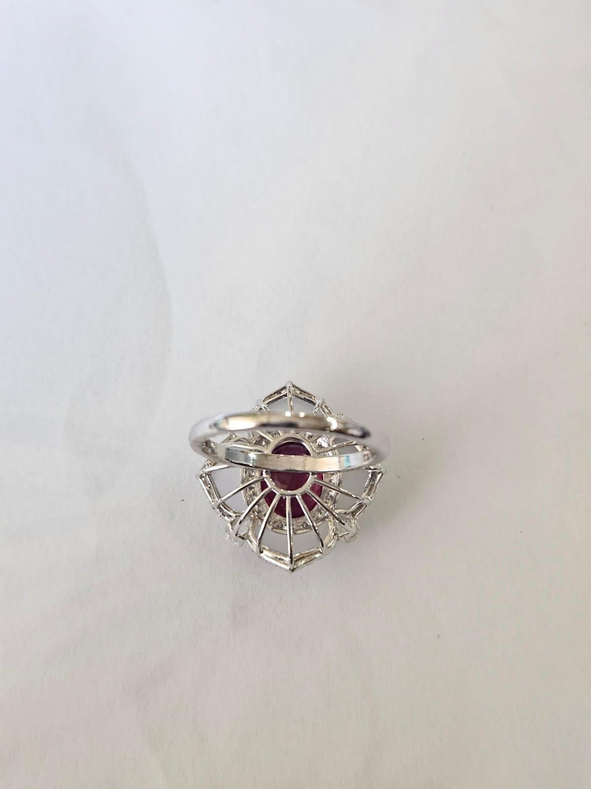 Moderne Bague de fiançailles en or 18 carats, 1,20 carats, Rubellite, Calcédoine et Diamants en vente