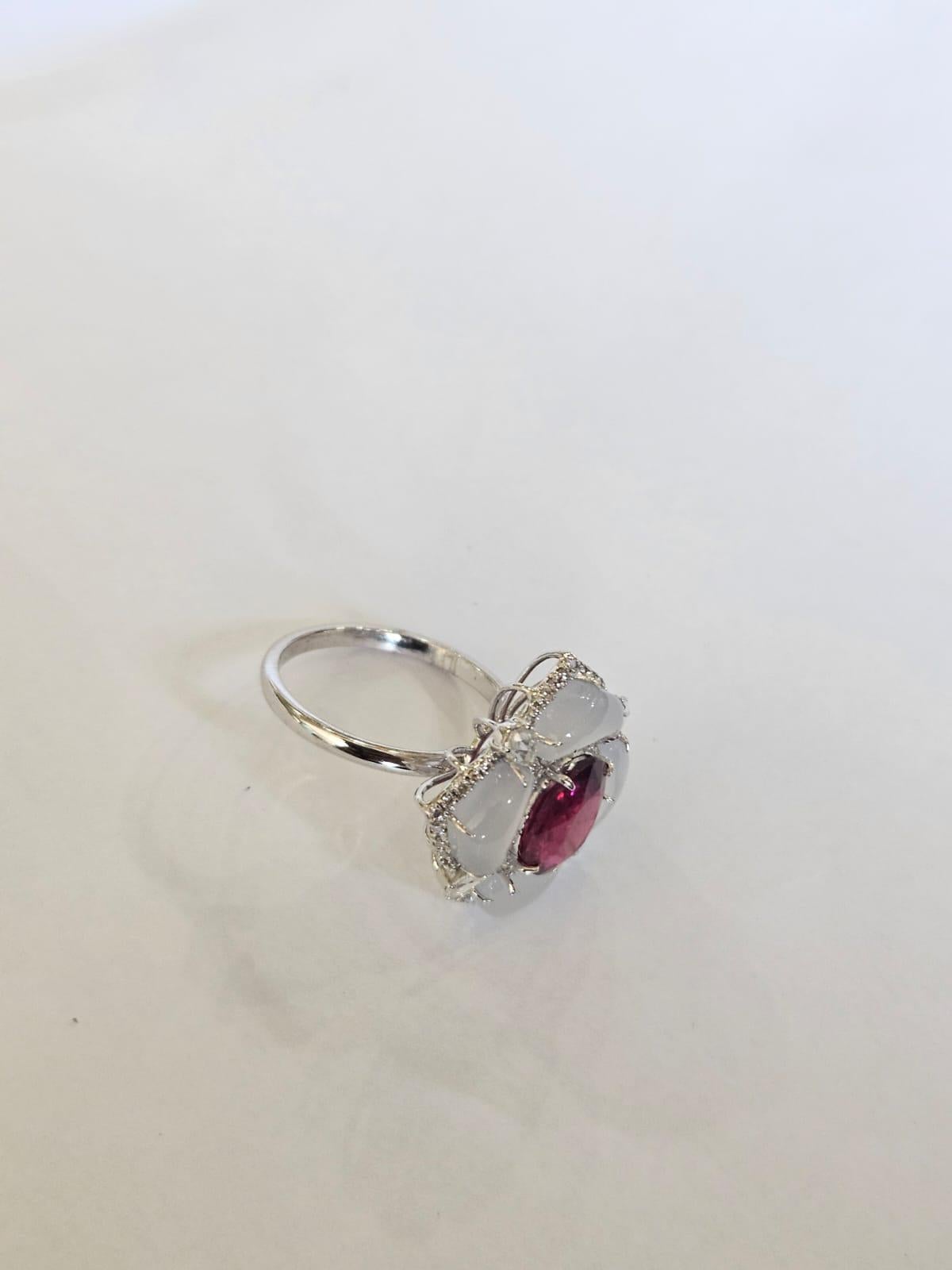 Taille ovale Bague de fiançailles en or 18 carats, 1,20 carats, Rubellite, Calcédoine et Diamants en vente