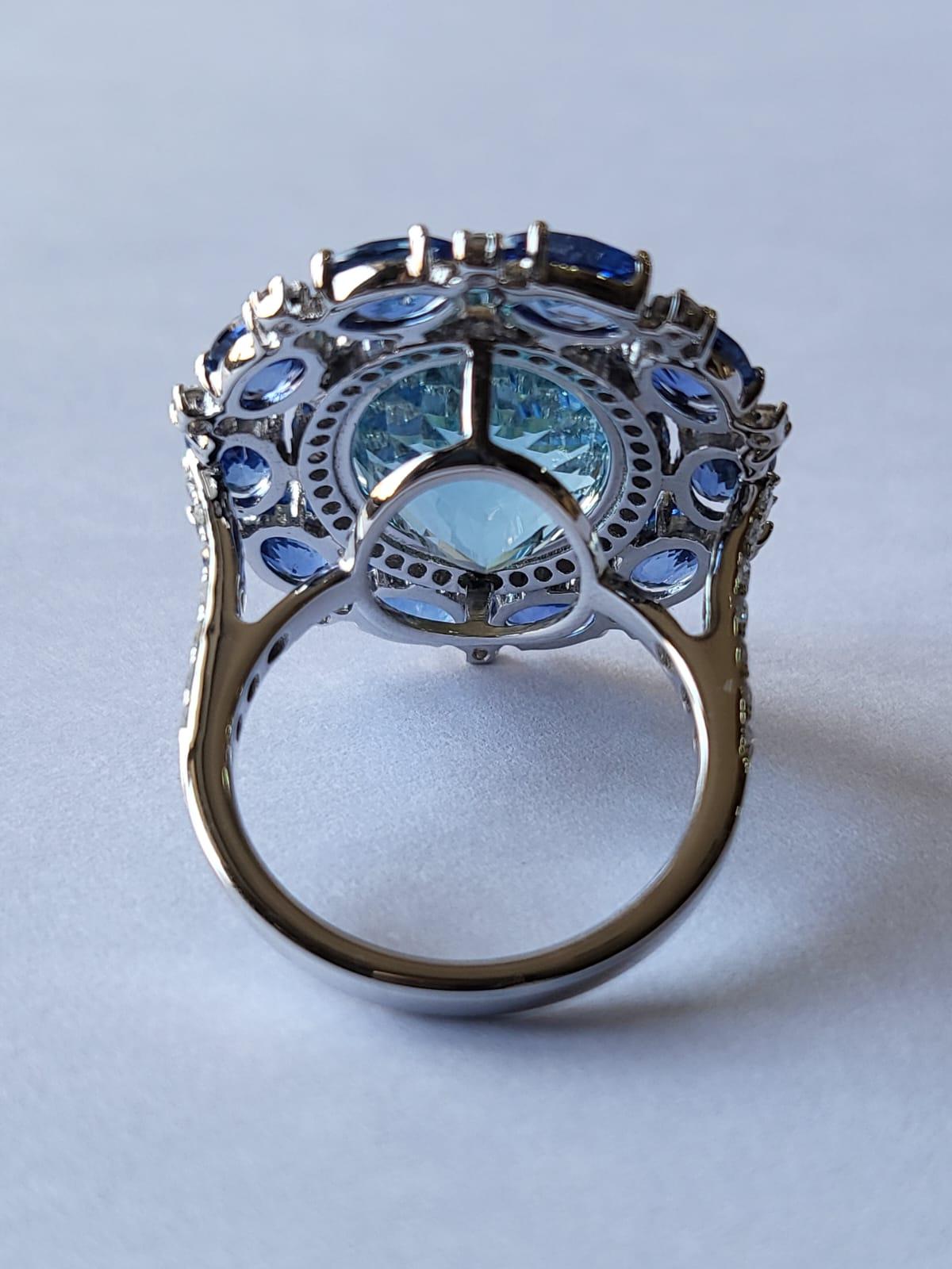 Modern Set in 18k Gold, 12.00 Carats Aquamarine, Blue Sapphire & Diamonds Cocktail Ring