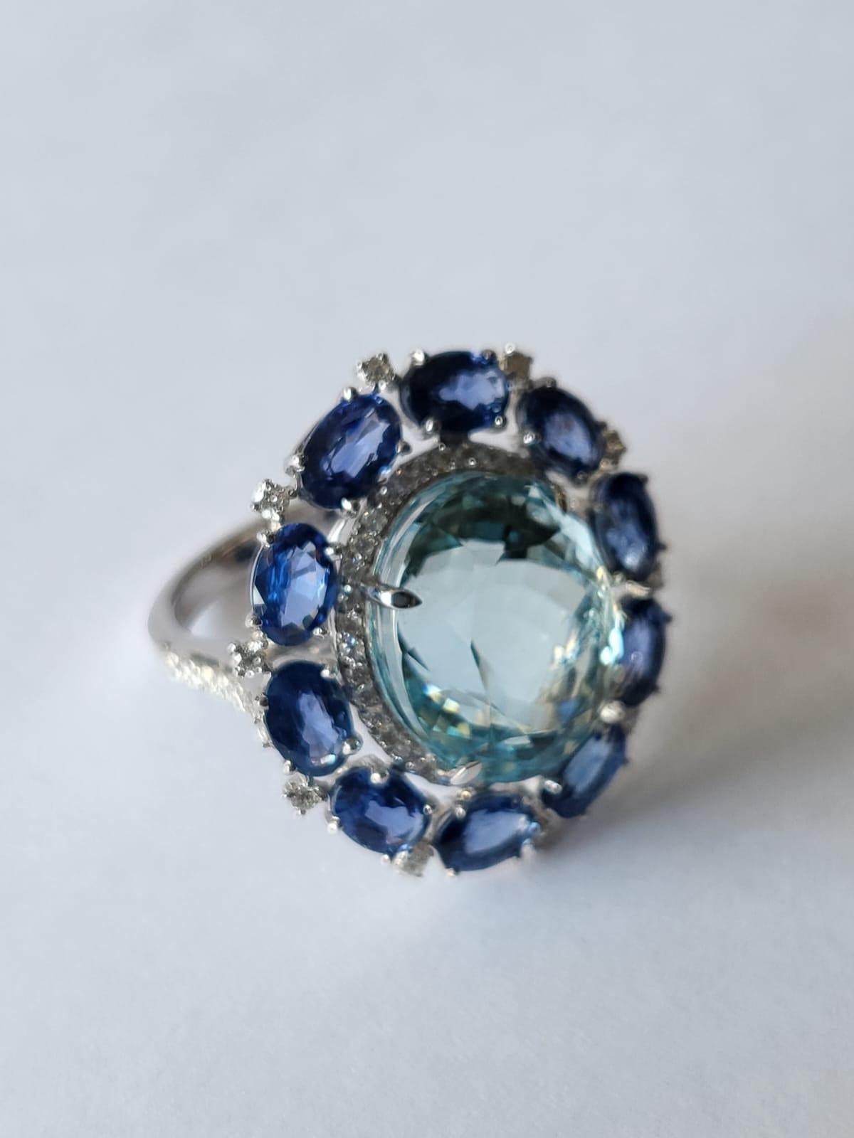 Round Cut Set in 18k Gold, 12.00 Carats Aquamarine, Blue Sapphire & Diamonds Cocktail Ring