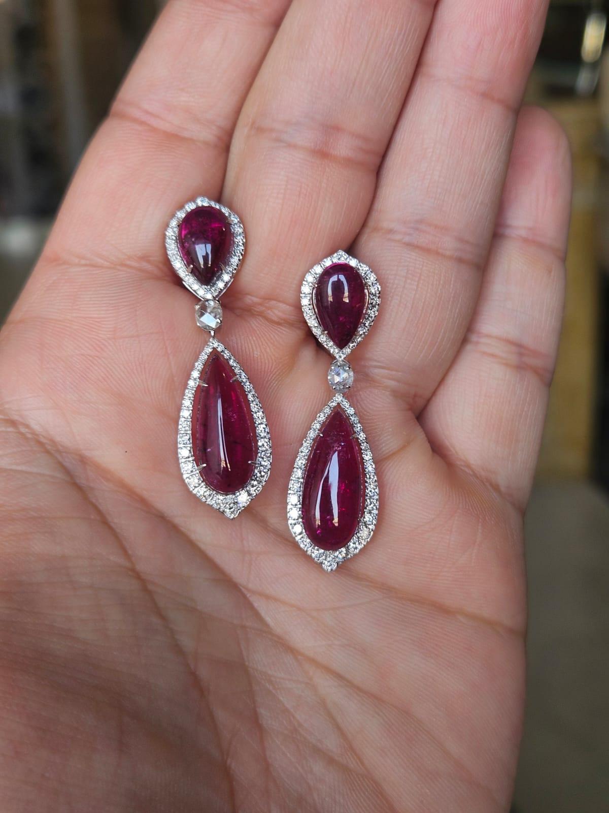 Splendidi e bellissimi orecchini pendenti di rubellite in oro bianco 18 carati e diamanti naturali, dallo stile moderno. Il peso dei Rubelliti è di 12.16 carati. Il peso complessivo dei diamanti è di 1,49 carati. Il peso netto dell'oro 18 carati è