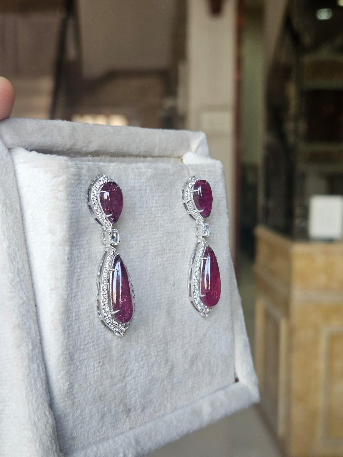 Cabochon Orecchini pendenti in oro 18 carati, cabs di rubellite da 12,16 carati e diamanti taglio rosa