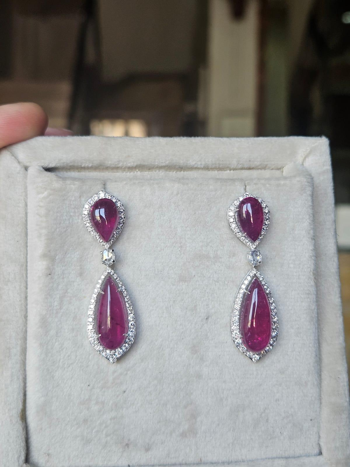 Orecchini pendenti in oro 18 carati, cabs di rubellite da 12,16 carati e diamanti taglio rosa In condizioni Nuovo a Hong Kong, HK