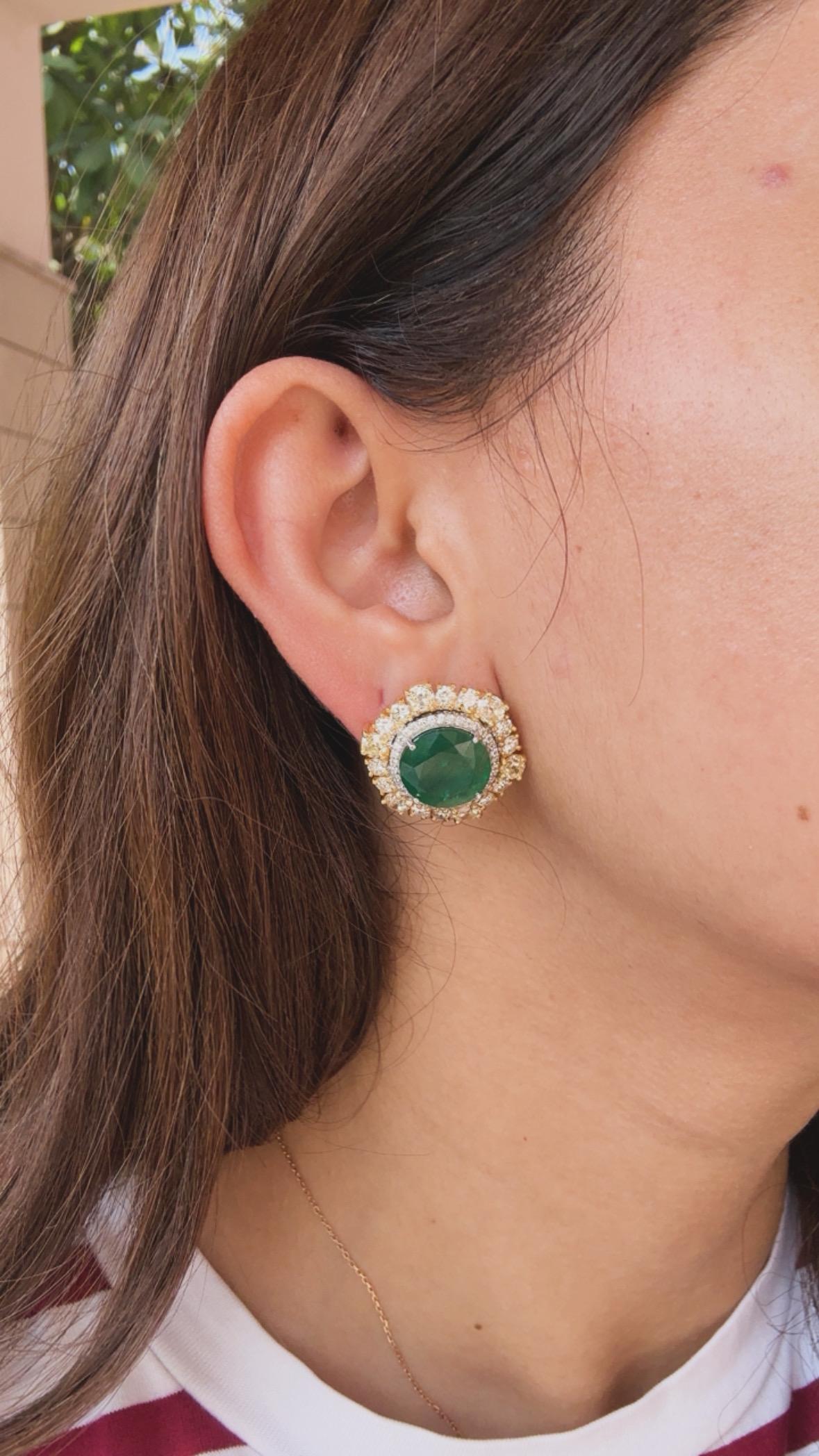 Serti en or 18 carats, 12,23 carats,  Boucles d'oreilles émeraudes zambiennes et diamants jaunes en vente 4