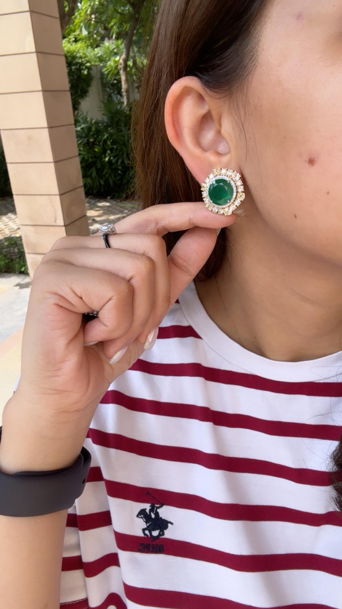 Serti en or 18 carats, 12,23 carats,  Boucles d'oreilles émeraudes zambiennes et diamants jaunes en vente 5