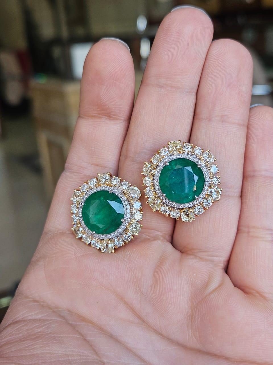 Un tr�ès beau et intemporel, style moderne, boucles d'oreilles émeraude serties en or blanc 18 carats et diamants naturels. Le poids des émeraudes est de 12.23 carats. Les émeraudes sont entièrement naturelles, sans aucun traitement, et sont