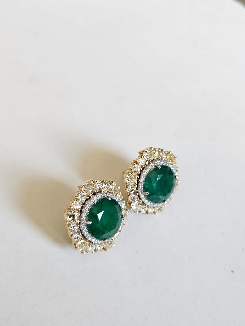 Taille ronde Serti en or 18 carats, 12,23 carats,  Boucles d'oreilles émeraudes zambiennes et diamants jaunes en vente
