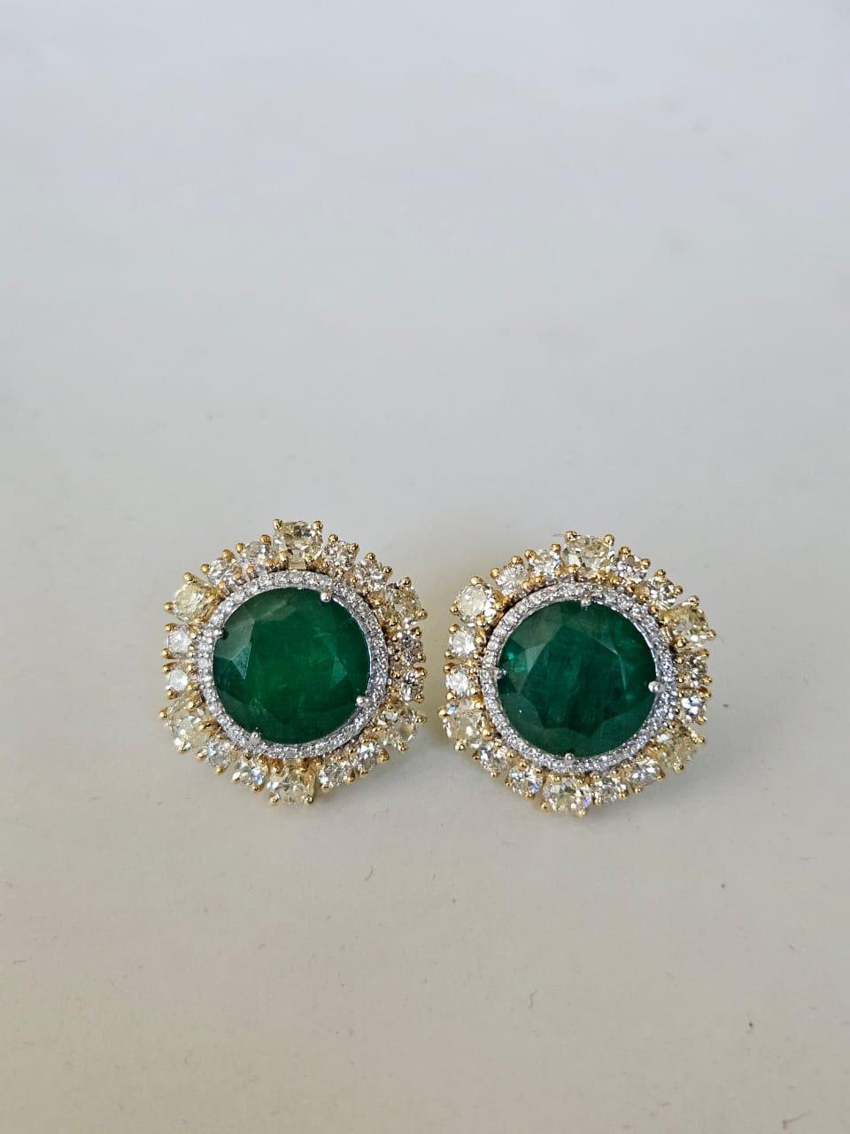Serti en or 18 carats, 12,23 carats,  Boucles d'oreilles émeraudes zambiennes et diamants jaunes Neuf - En vente à Hong Kong, HK