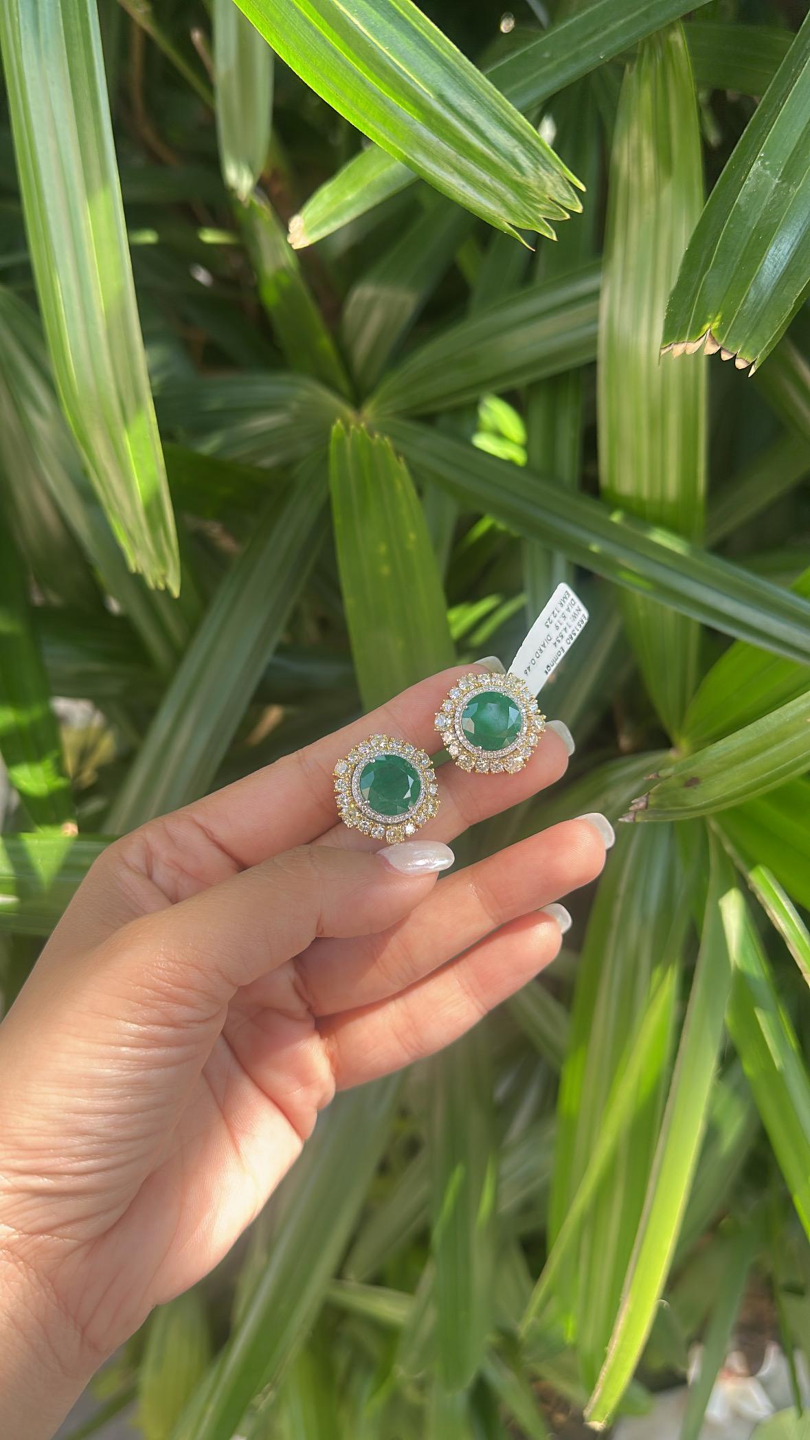 Serti en or 18 carats, 12,23 carats,  Boucles d'oreilles émeraudes zambiennes et diamants jaunes Unisexe en vente