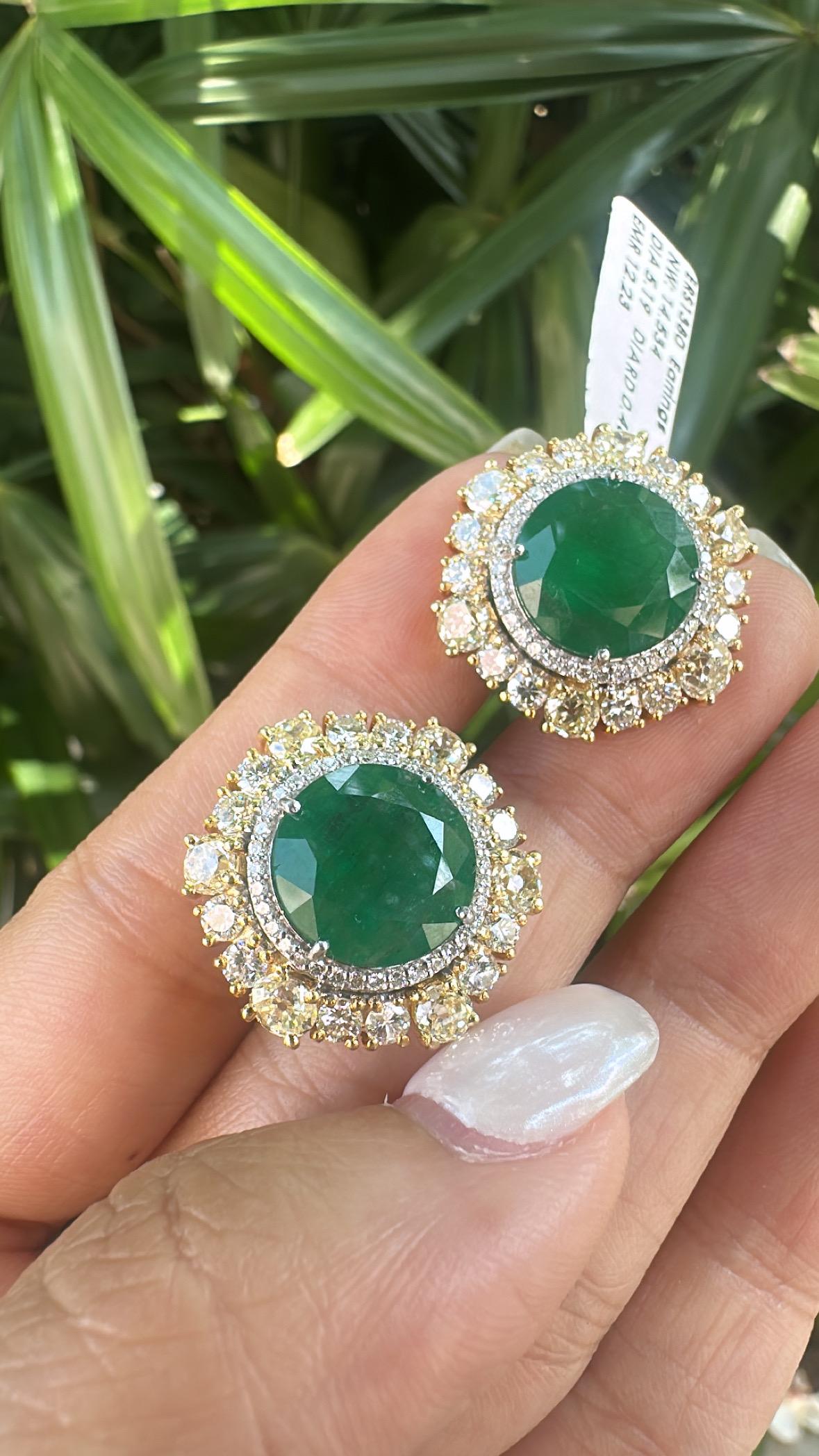 Serti en or 18 carats, 12,23 carats,  Boucles d'oreilles émeraudes zambiennes et diamants jaunes en vente 1