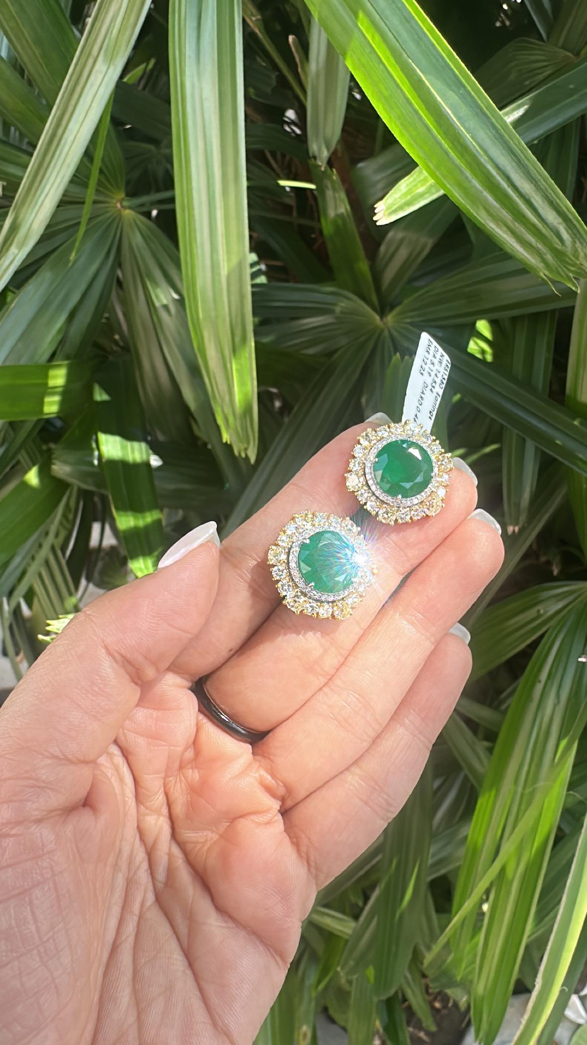 Serti en or 18 carats, 12,23 carats,  Boucles d'oreilles émeraudes zambiennes et diamants jaunes en vente 2