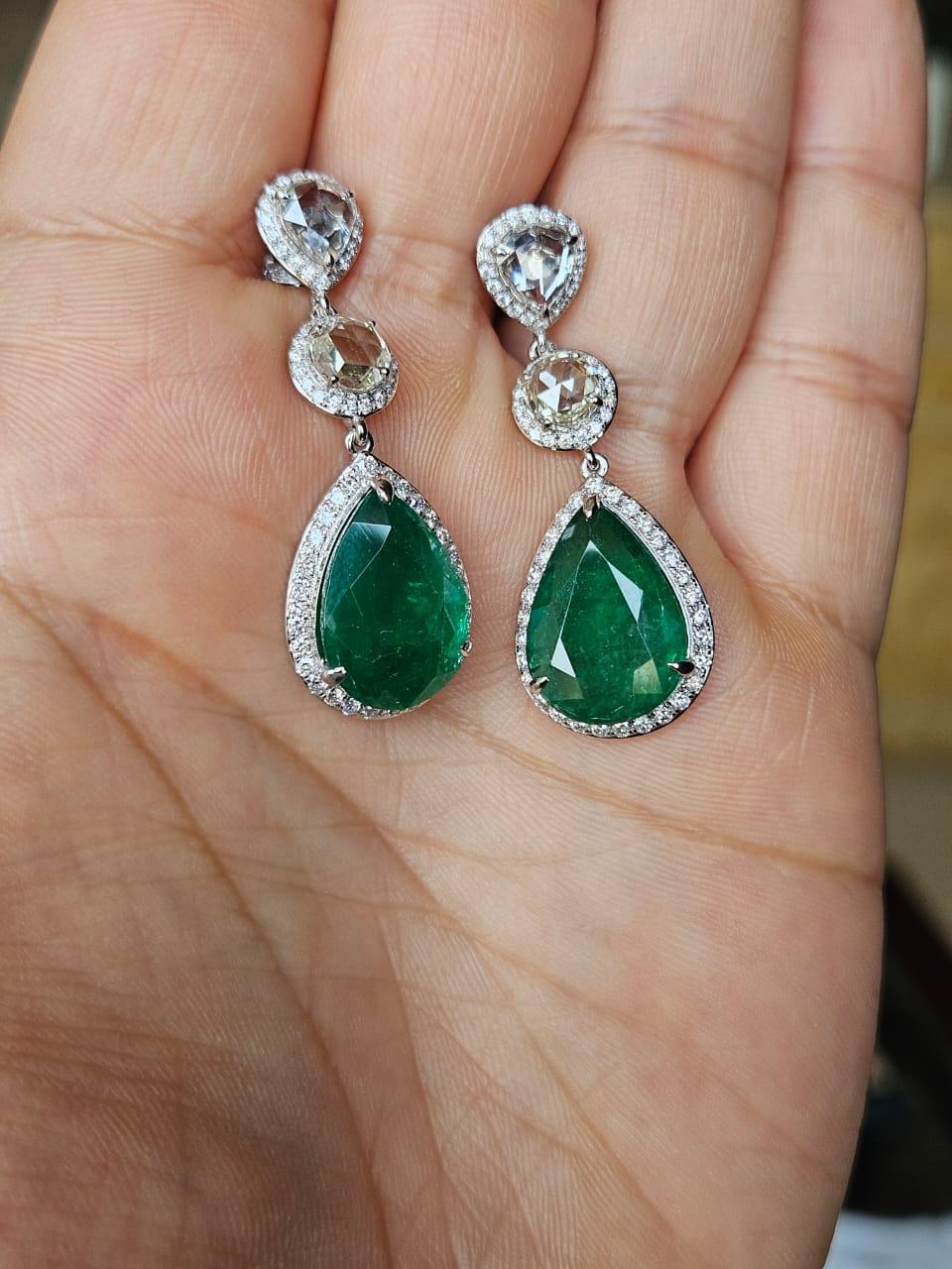 Moderne Set in 18K Gold, 12.36 carats Zambian Emerald & Rose Cut Diamonds Drop Earrings en vente