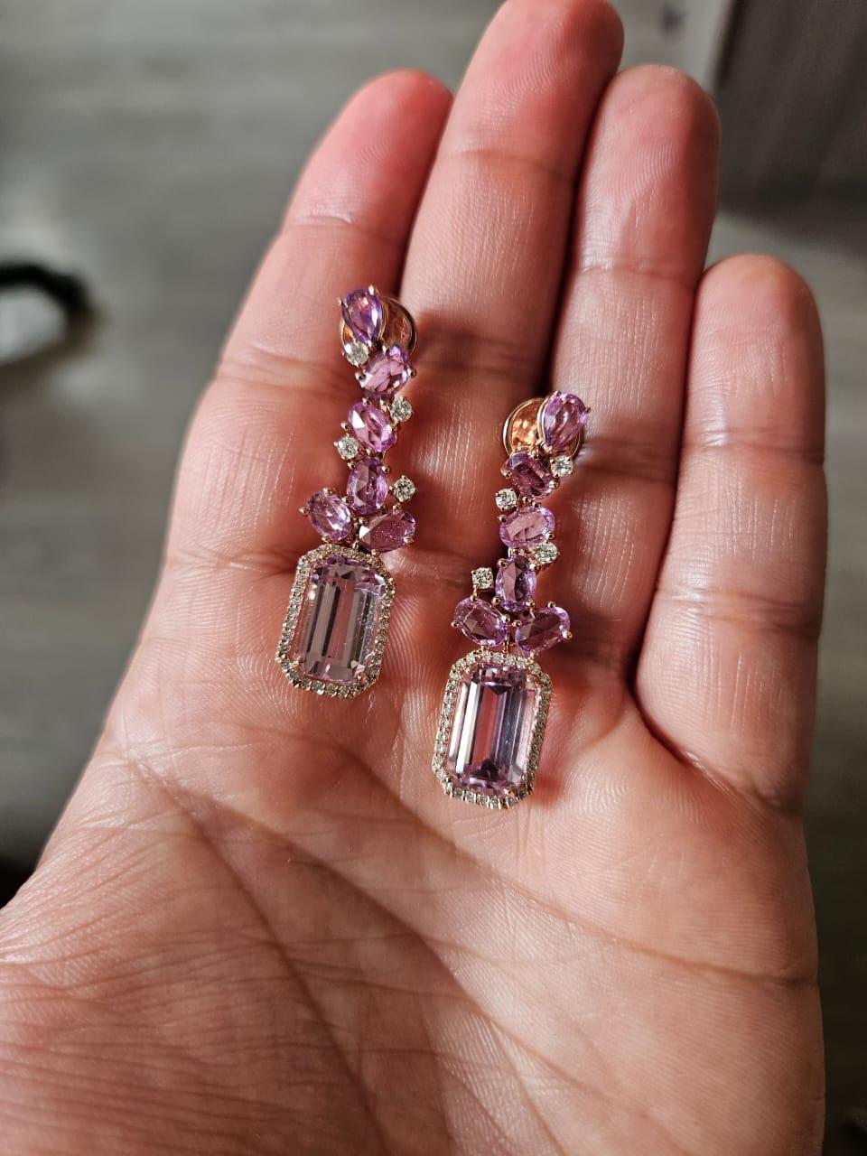 Eine sehr schöne und herrliche, modernen Stil, Kunznite & rosa Saphiren Dangle Ohrringe in 18K Rose Gold & natürliche Diamanten gesetzt. Das Gewicht der Kunzite beträgt 12,43 Karat. Das Gewicht der rosa Saphire beträgt 4.94 Karat. Die rosa Saphire