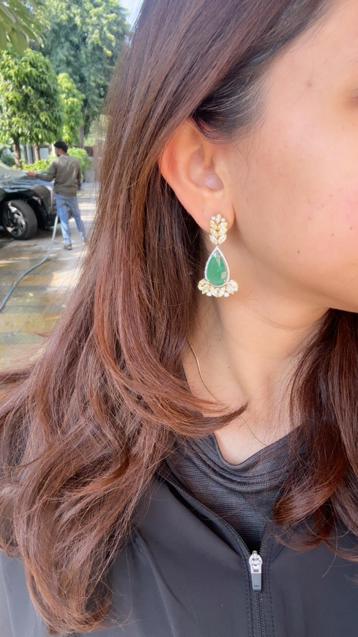 Boucle d'oreille chandelier en or 18 carats, émeraude zambienne de 12,57 carats et diamant jaune en vente 4