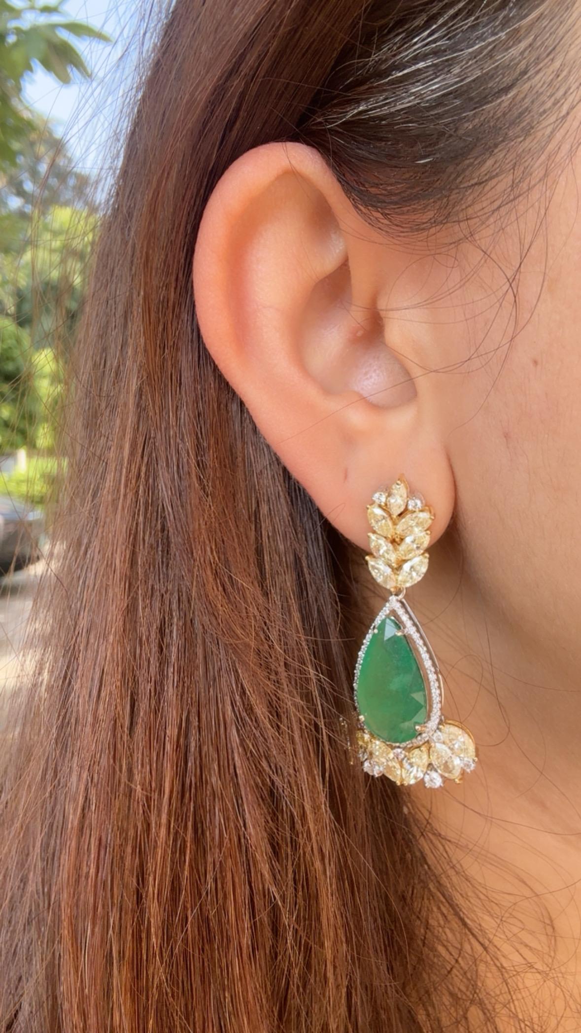 Boucle d'oreille chandelier en or 18 carats, émeraude zambienne de 12,57 carats et diamant jaune en vente 5