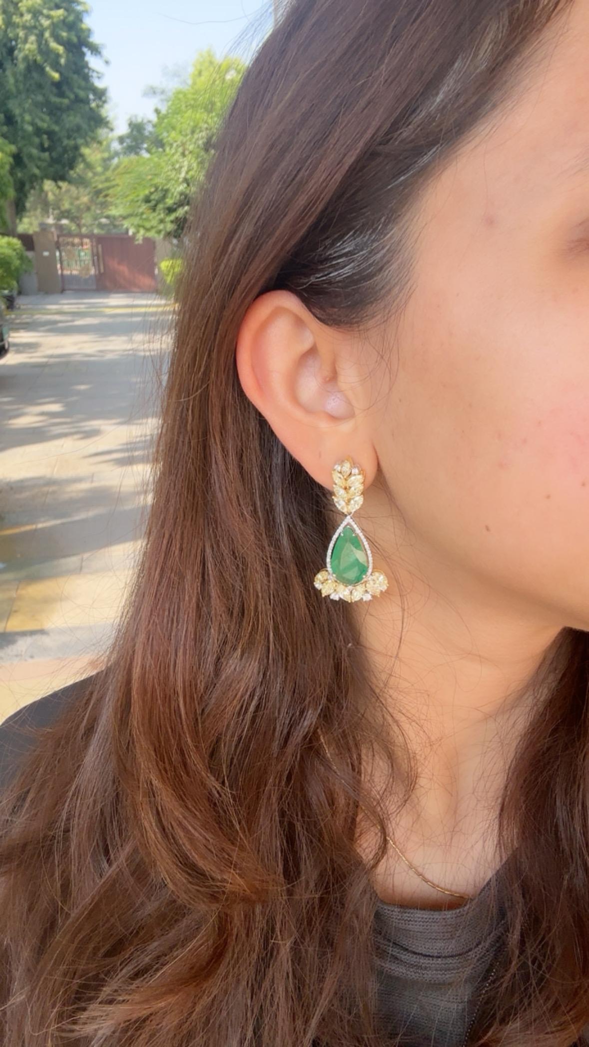 Boucle d'oreille chandelier en or 18 carats, émeraude zambienne de 12,57 carats et diamant jaune en vente 6