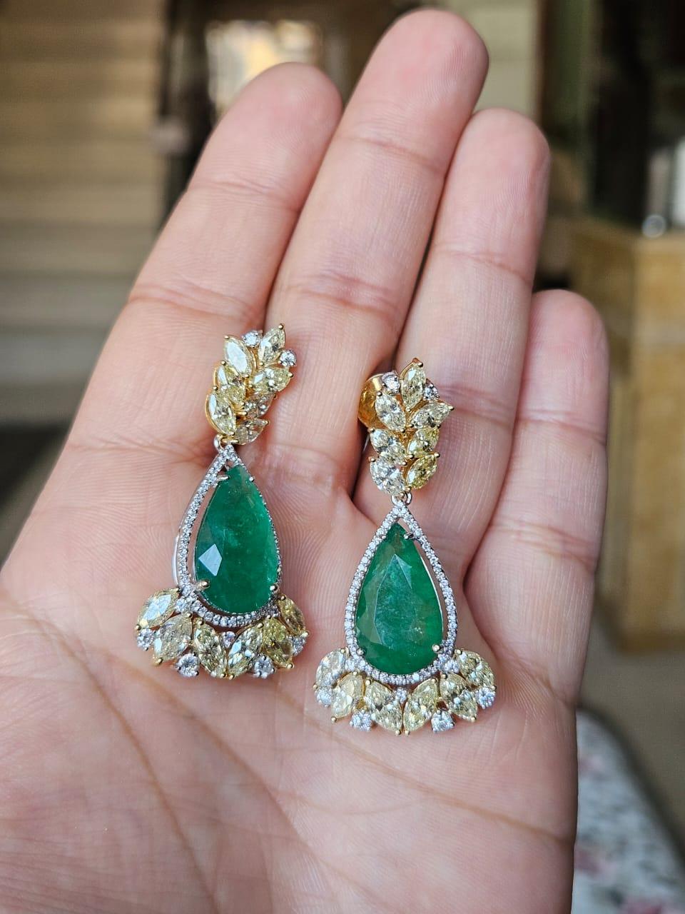 Magnifiques boucles d'oreilles chandelier en or jaune/blanc 18 carats et diamants naturels, de style moderne. Le poids des émeraudes est de 12.57 carats. Les émeraudes sont entièrement naturelles, sans aucun traitement, et sont d'origine zambienne.