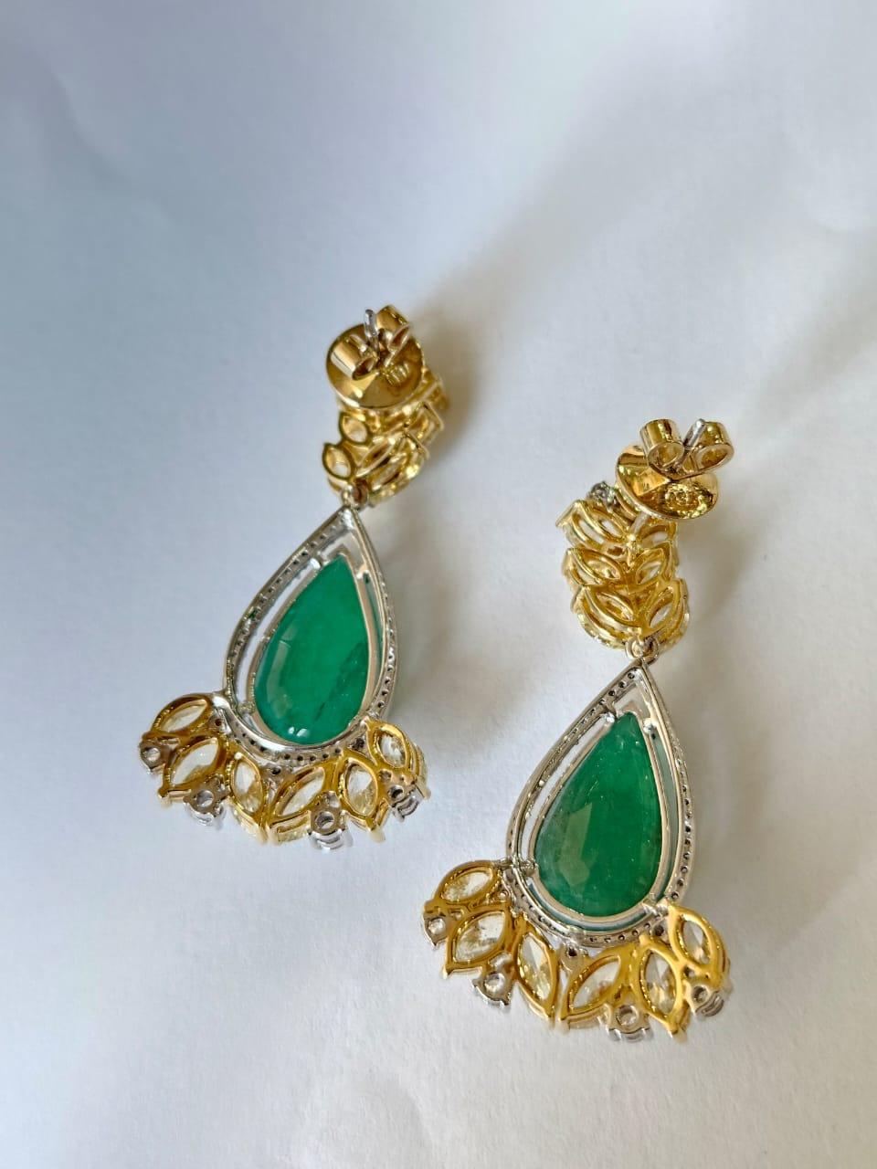 Moderne Boucle d'oreille chandelier en or 18 carats, émeraude zambienne de 12,57 carats et diamant jaune en vente