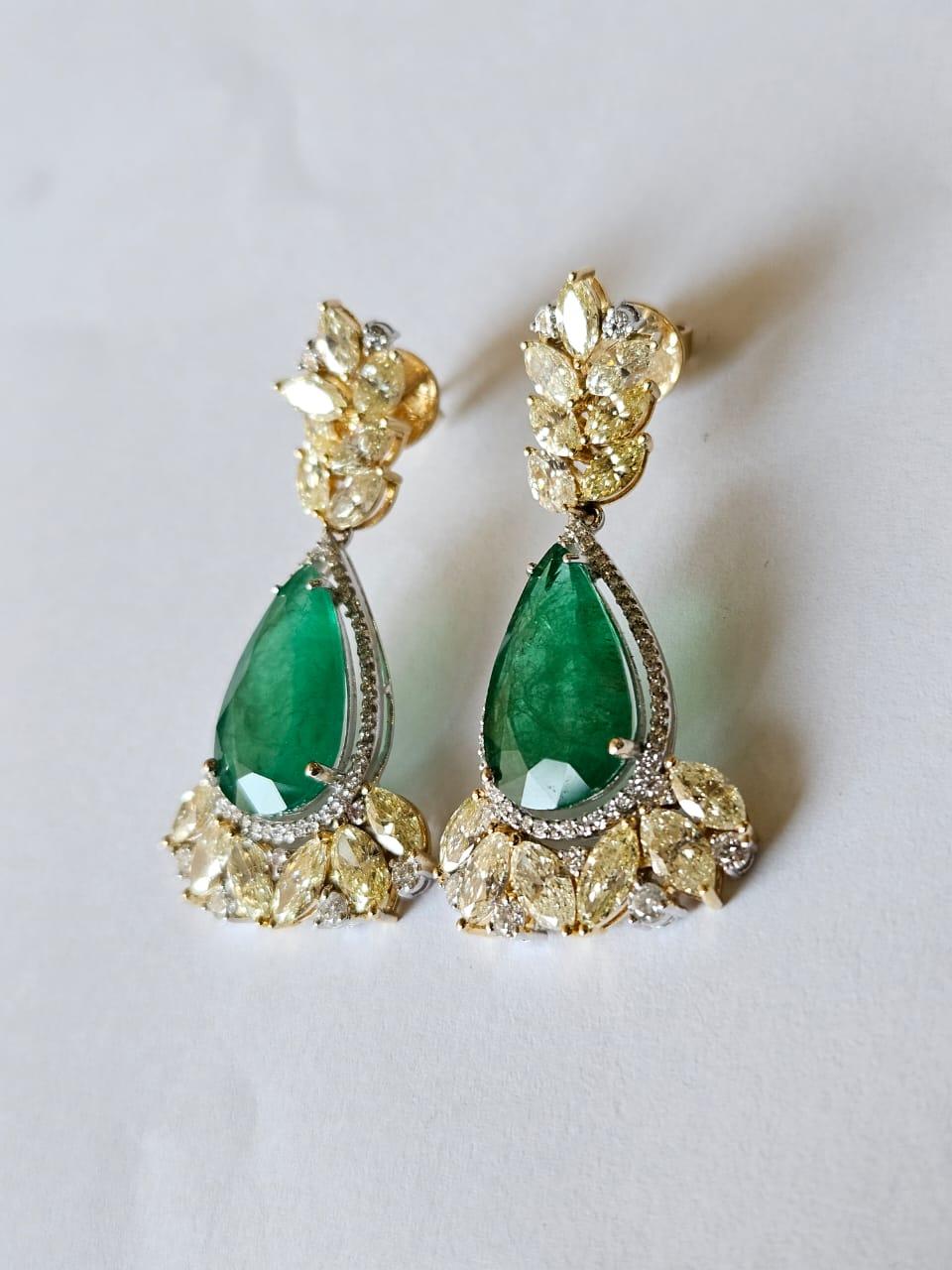 Taille poire Boucle d'oreille chandelier en or 18 carats, émeraude zambienne de 12,57 carats et diamant jaune en vente