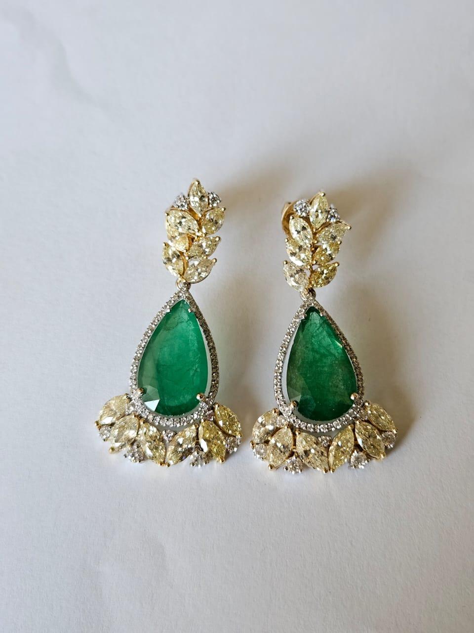 Boucle d'oreille chandelier en or 18 carats, émeraude zambienne de 12,57 carats et diamant jaune Neuf - En vente à Hong Kong, HK