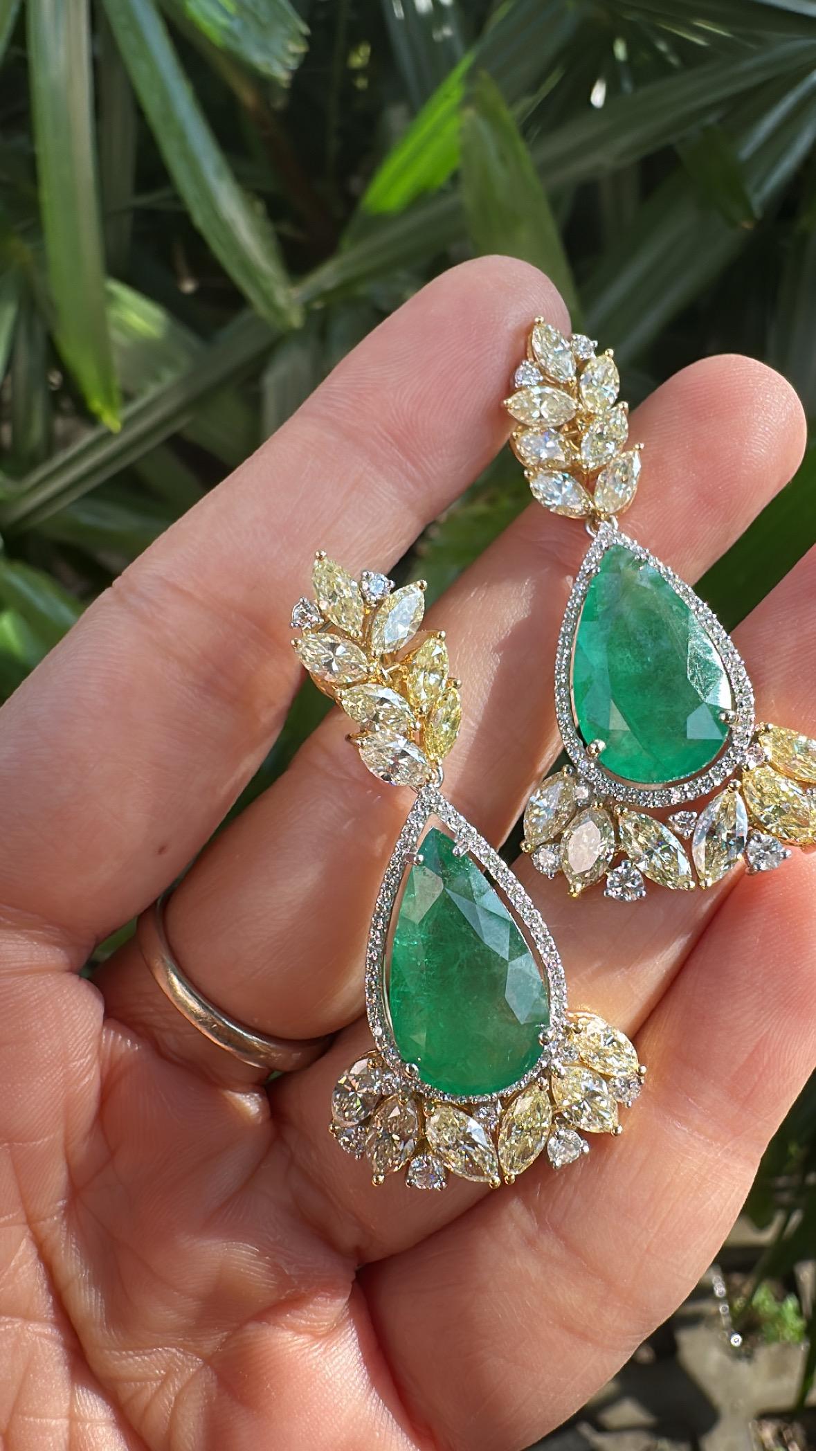 Boucle d'oreille chandelier en or 18 carats, émeraude zambienne de 12,57 carats et diamant jaune Unisexe en vente