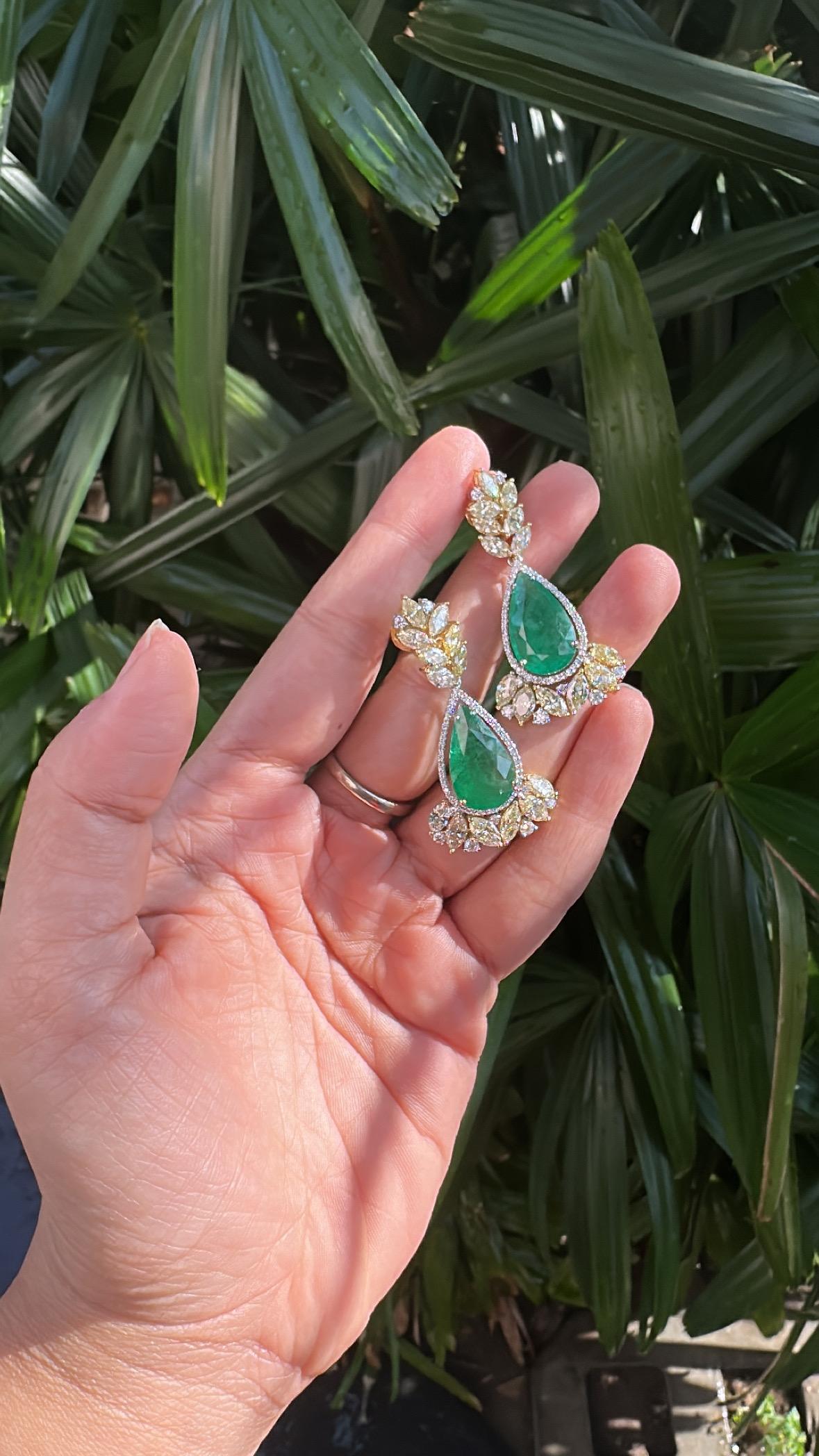 Boucle d'oreille chandelier en or 18 carats, émeraude zambienne de 12,57 carats et diamant jaune en vente 1