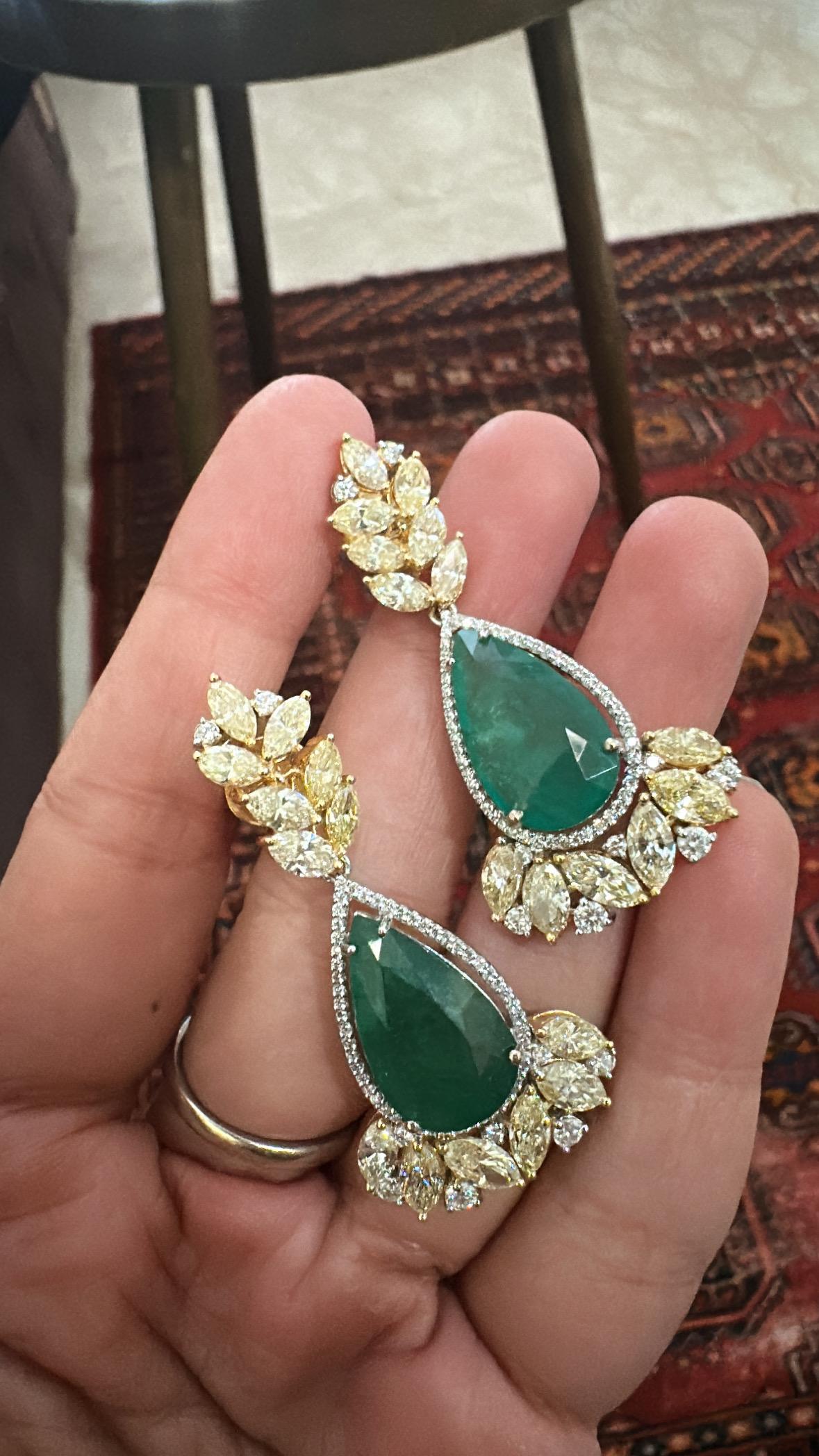 Boucle d'oreille chandelier en or 18 carats, émeraude zambienne de 12,57 carats et diamant jaune en vente 2