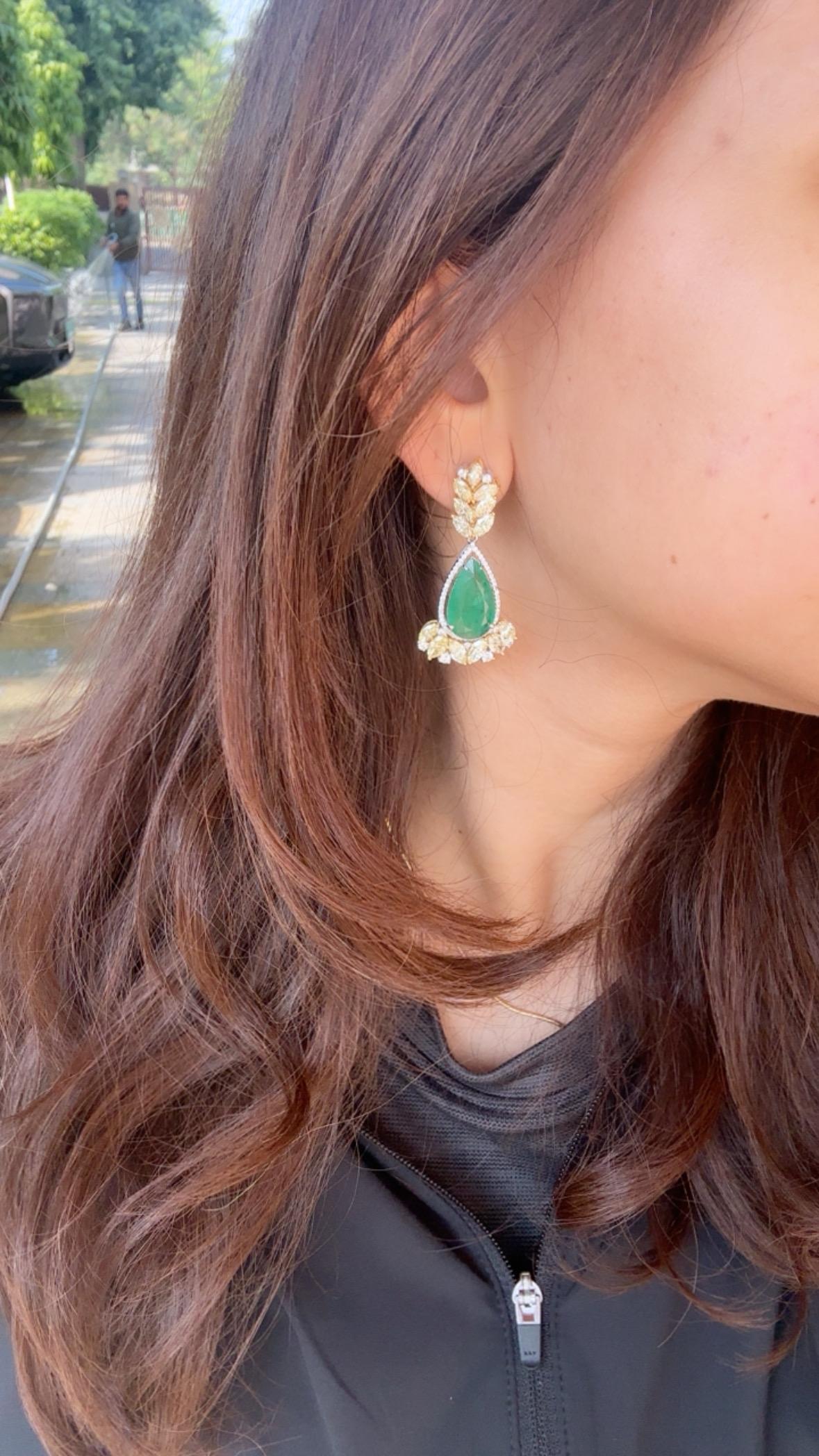 Boucle d'oreille chandelier en or 18 carats, émeraude zambienne de 12,57 carats et diamant jaune en vente 3