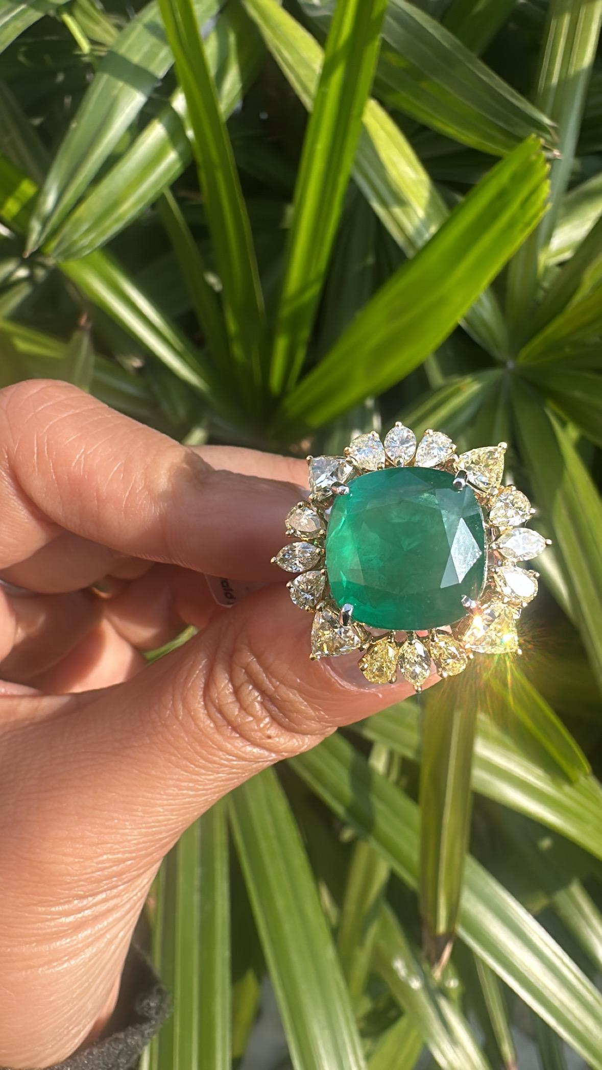 Women's or Men's Set in 18K Gold, 12.60 carats, Zambian Emerald & Yellow Diamonds Cocktail Ring For Sale
