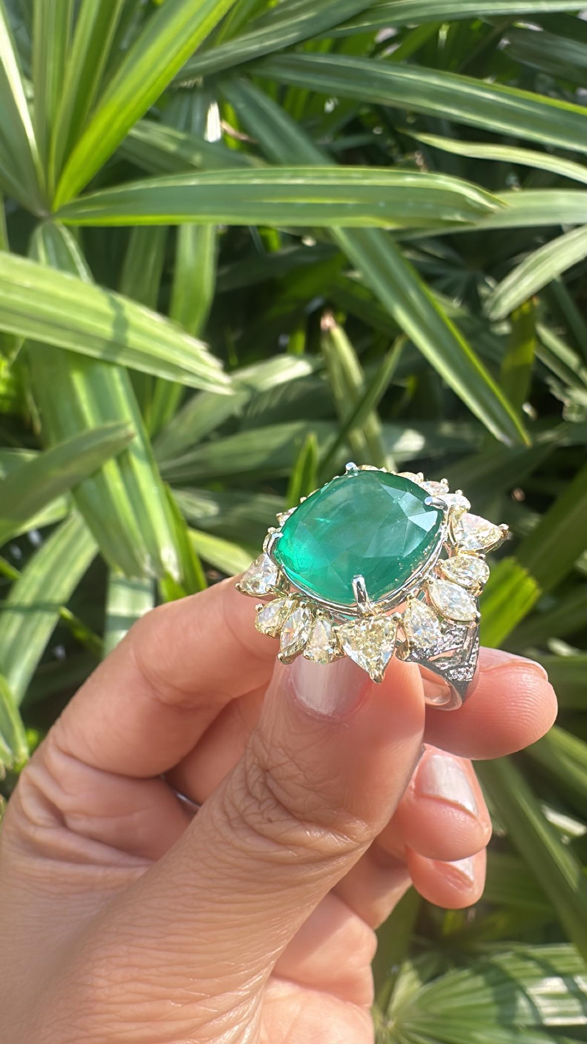 Set in 18K Gold, 12.60 carats, Zambian Emerald & Yellow Diamonds Cocktail Ring For Sale 1
