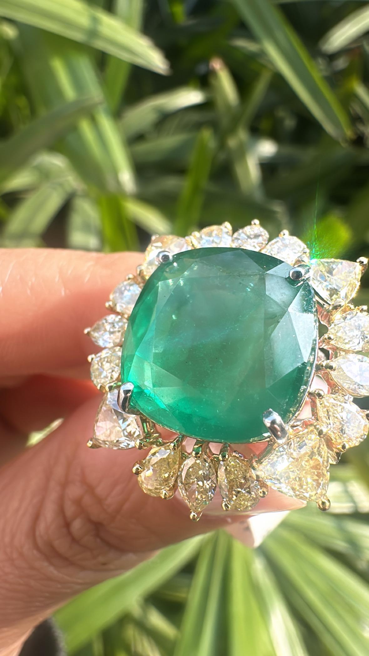 Set in 18K Gold, 12.60 carats, Zambian Emerald & Yellow Diamonds Cocktail Ring For Sale 2
