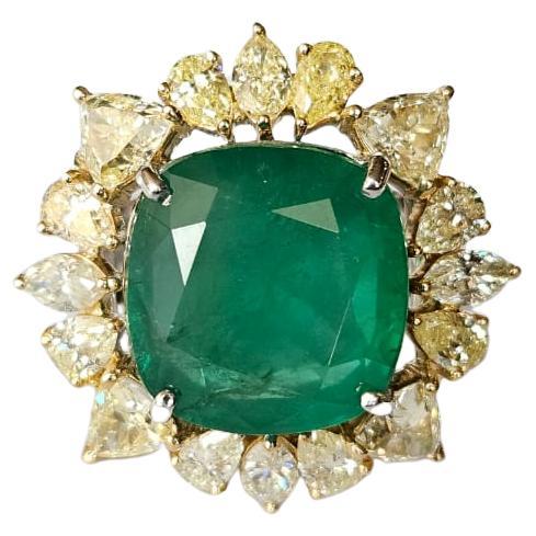 Anello da cocktail con smeraldo dello Zambia e diamanti gialli, 12,60 carati, incastonato nell'oro 18 carati