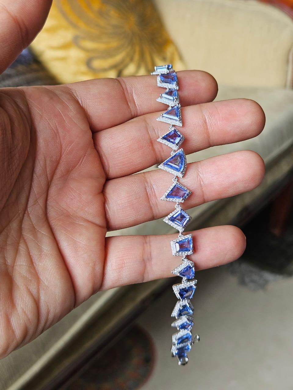 Pulsera moderna engastada en oro de 18 quilates, 12,83 quilates, zafiros azules de Ceilán y diamantes Corte redondo en venta