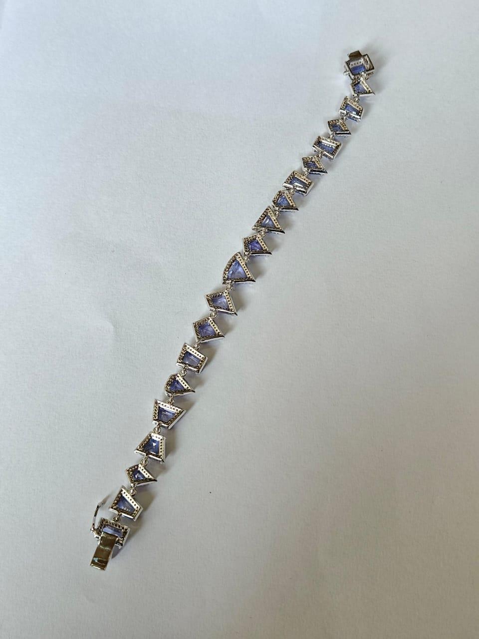 Pulsera moderna engastada en oro de 18 quilates, 12,83 quilates, zafiros azules de Ceilán y diamantes en Nuevo estado para la venta en Hong Kong, HK