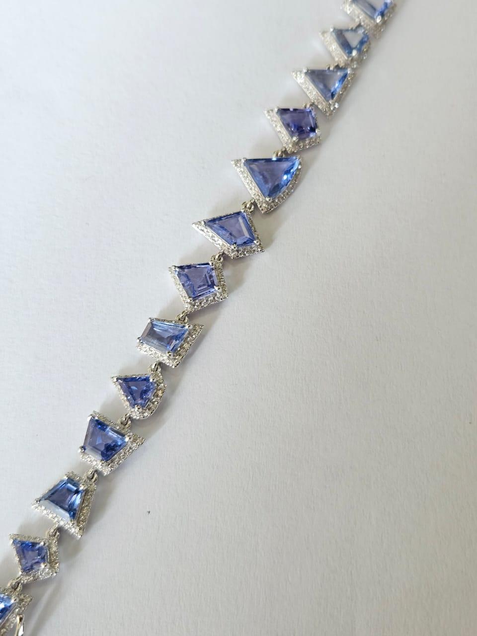 Femenino o masculino Pulsera moderna engastada en oro de 18 quilates, 12,83 quilates, zafiros azules de Ceilán y diamantes en venta