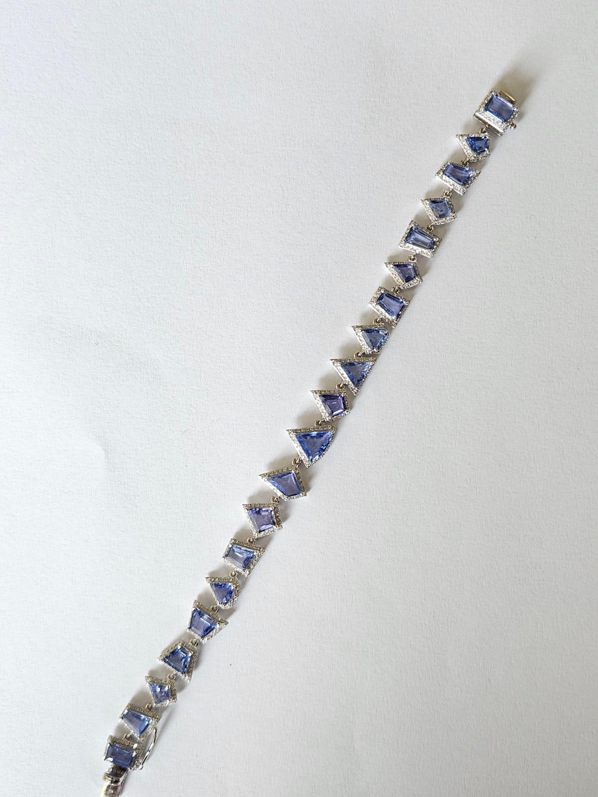 Pulsera moderna engastada en oro de 18 quilates, 12,83 quilates, zafiros azules de Ceilán y diamantes en venta 1