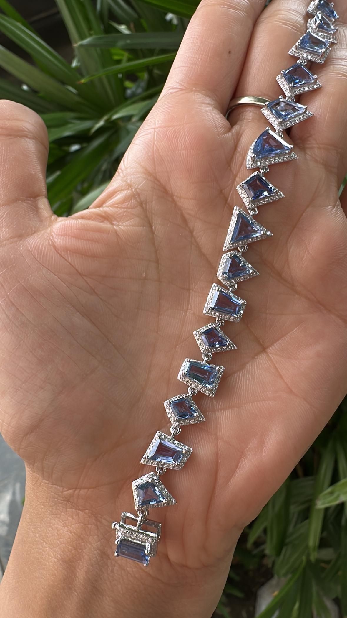 Pulsera moderna engastada en oro de 18 quilates, 12,83 quilates, zafiros azules de Ceilán y diamantes en venta 2